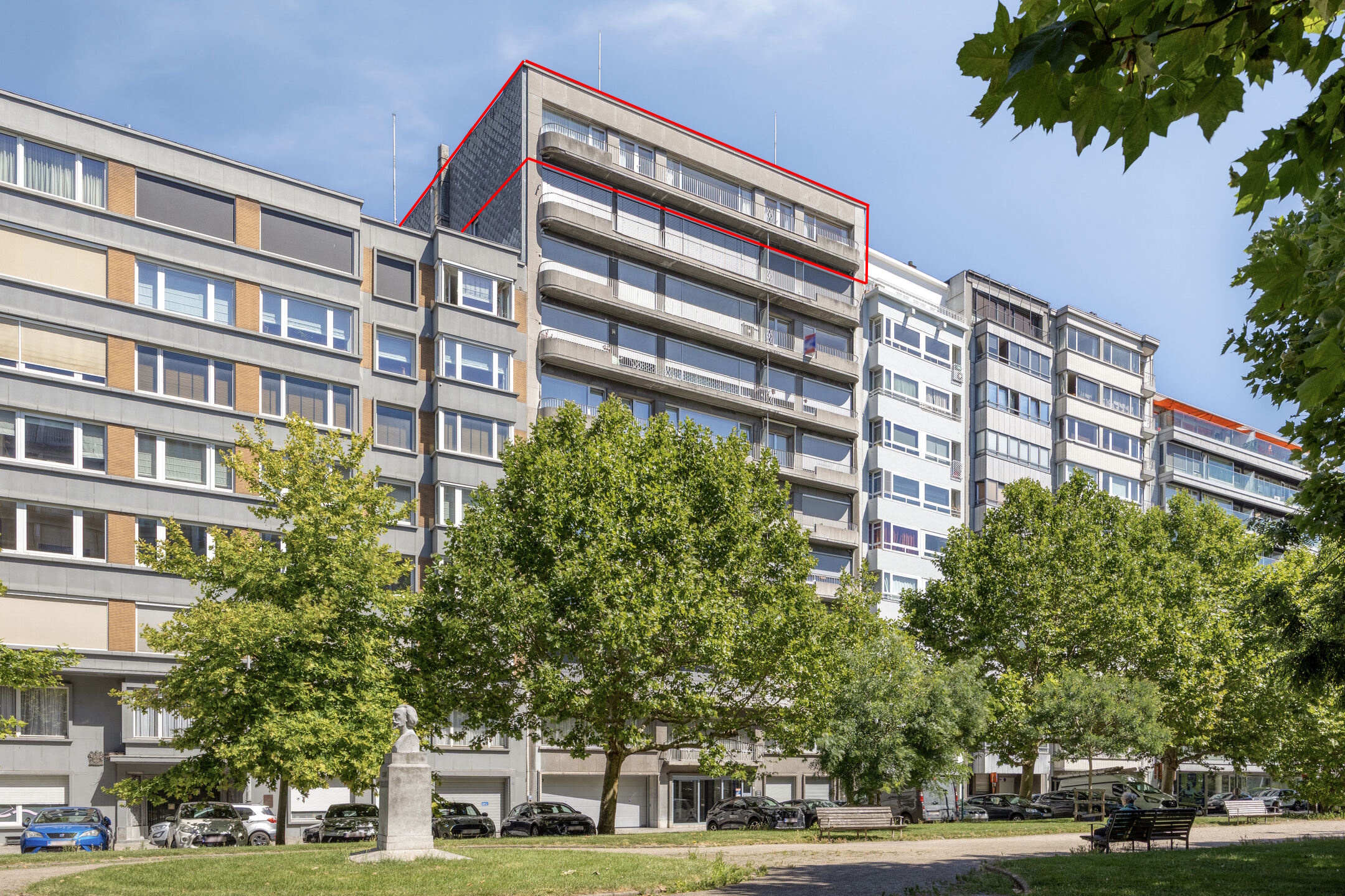 Tegenover de jachthaven, mooi appartement van 325 m² op de bovenste verdieping