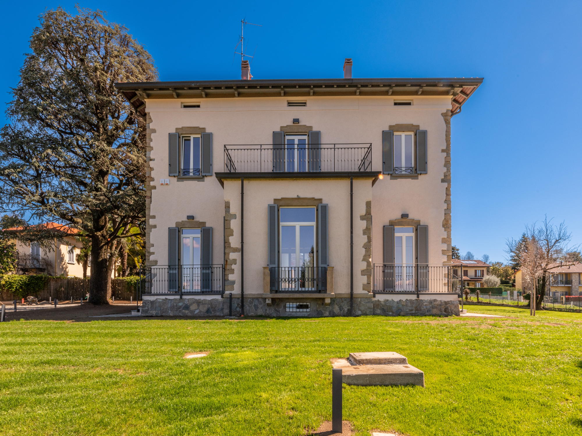 Elegant apartment to rent in historic villa