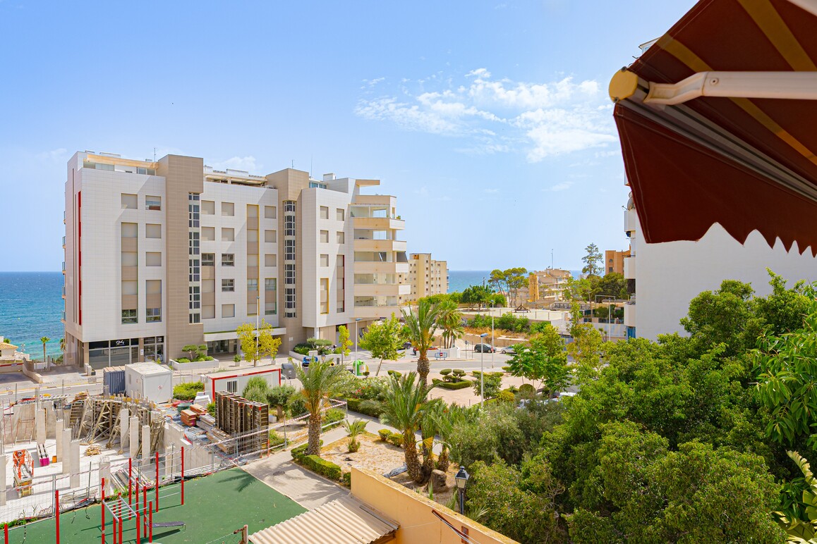 Amplia vivienda con vistas al mar y garaje privado en Villajoyosa