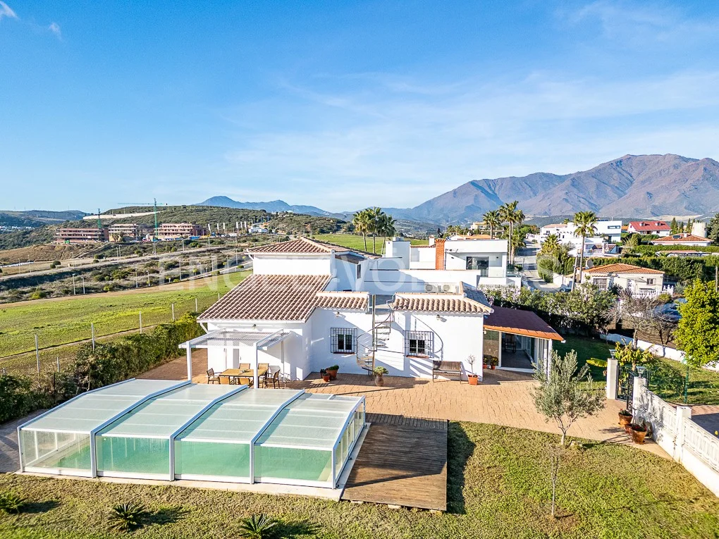 Villa with beautiful views and great potential