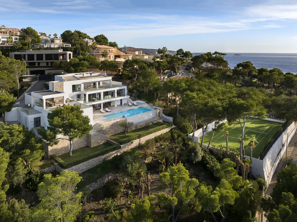 Sofisticada villa con vistas al mar y pista de tenis