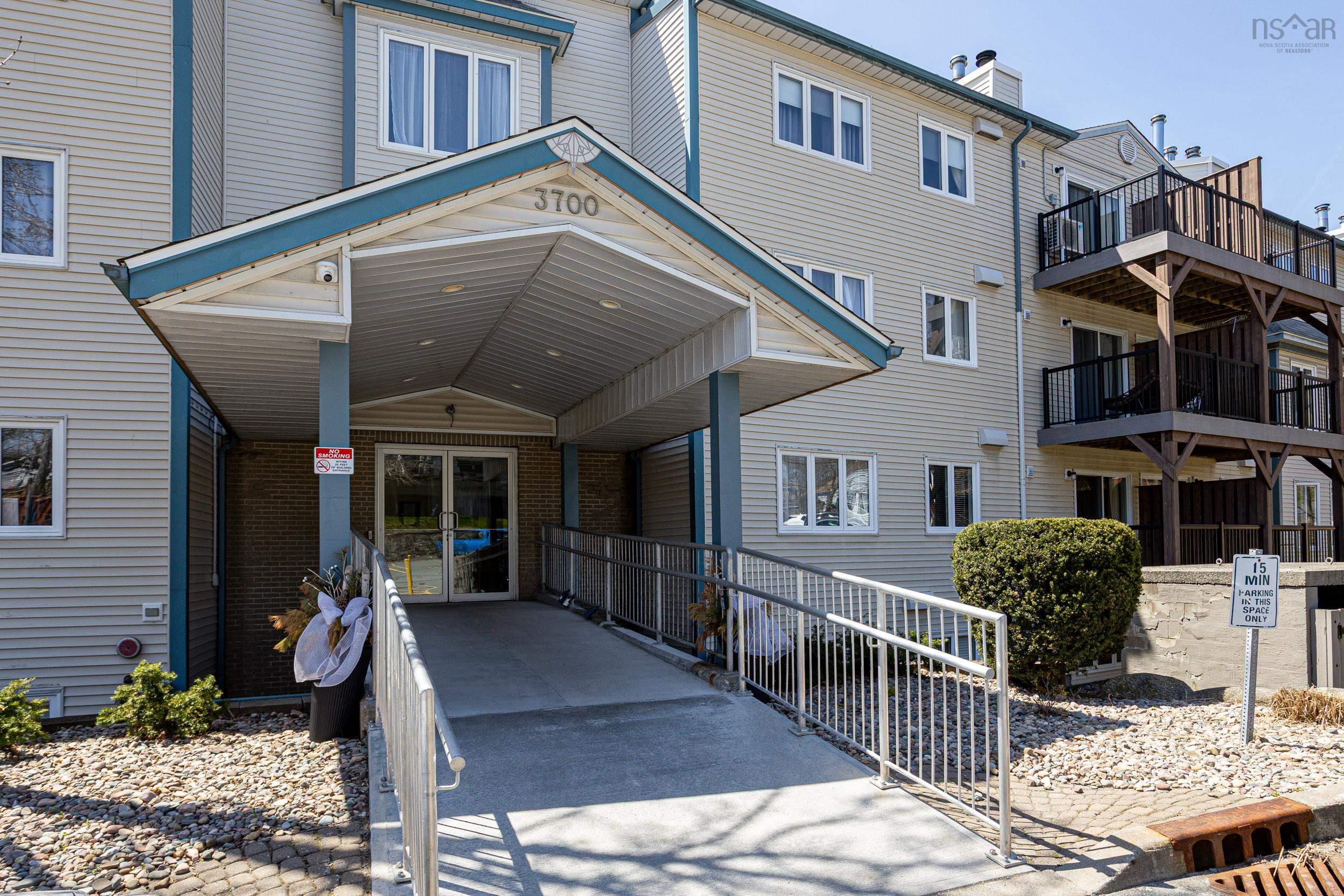Cozy North End Condo Near Shops, Dining & Bridge