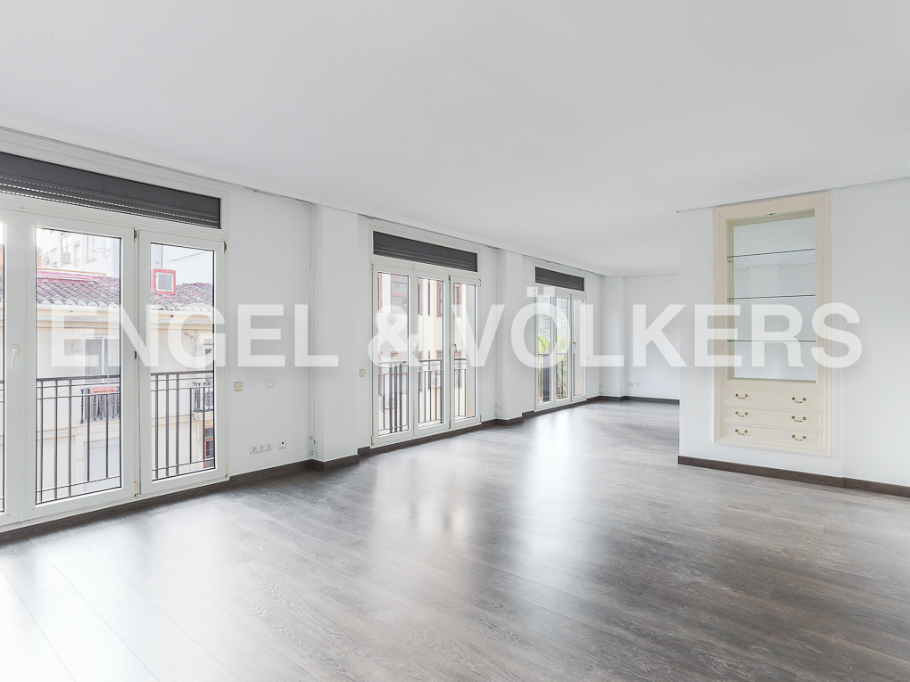 Spacious and bright apartment next to "Colón Market"