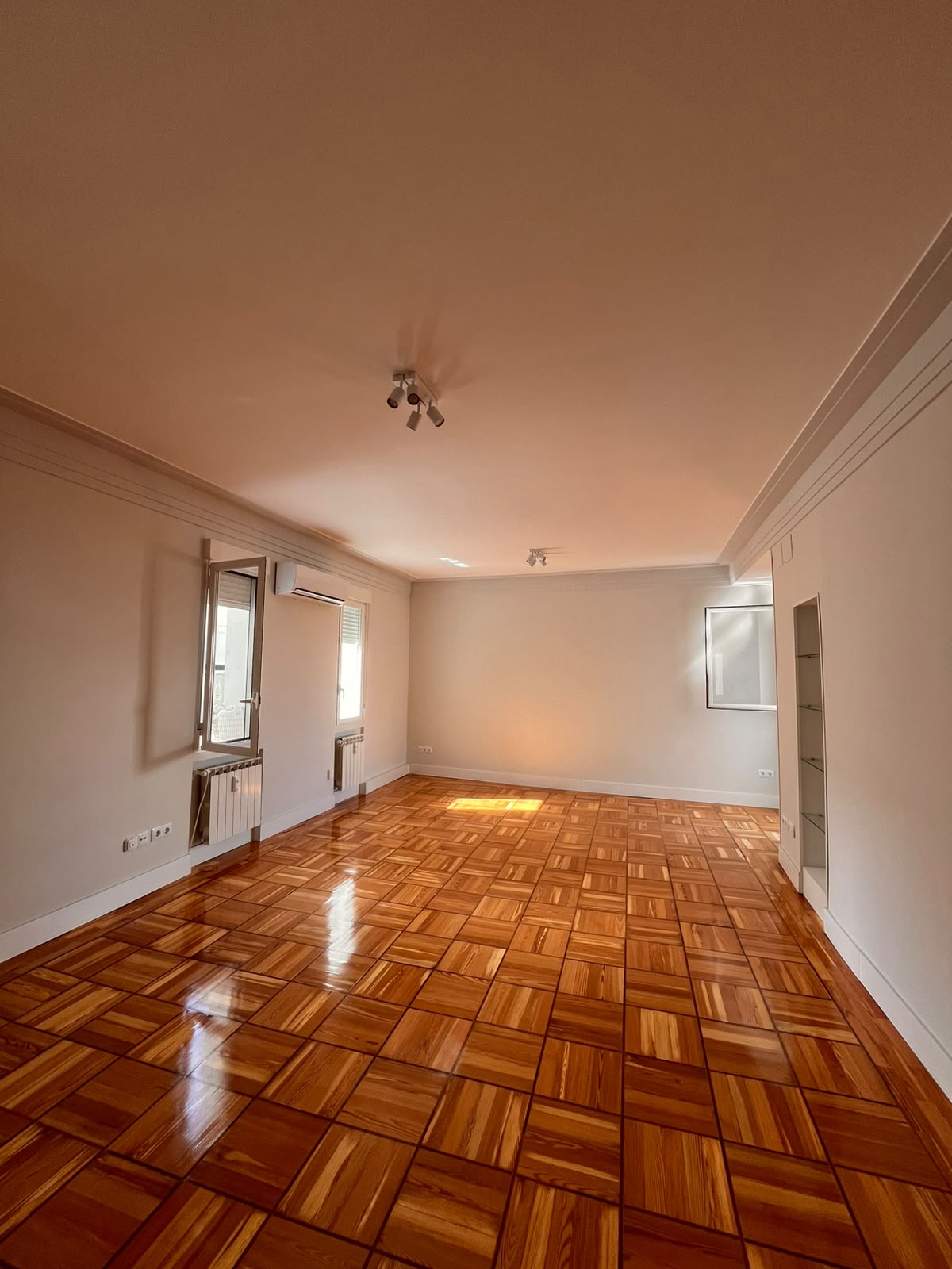 Exclusive unfurnished 77 m² exterior apartment on Fuencarral Street