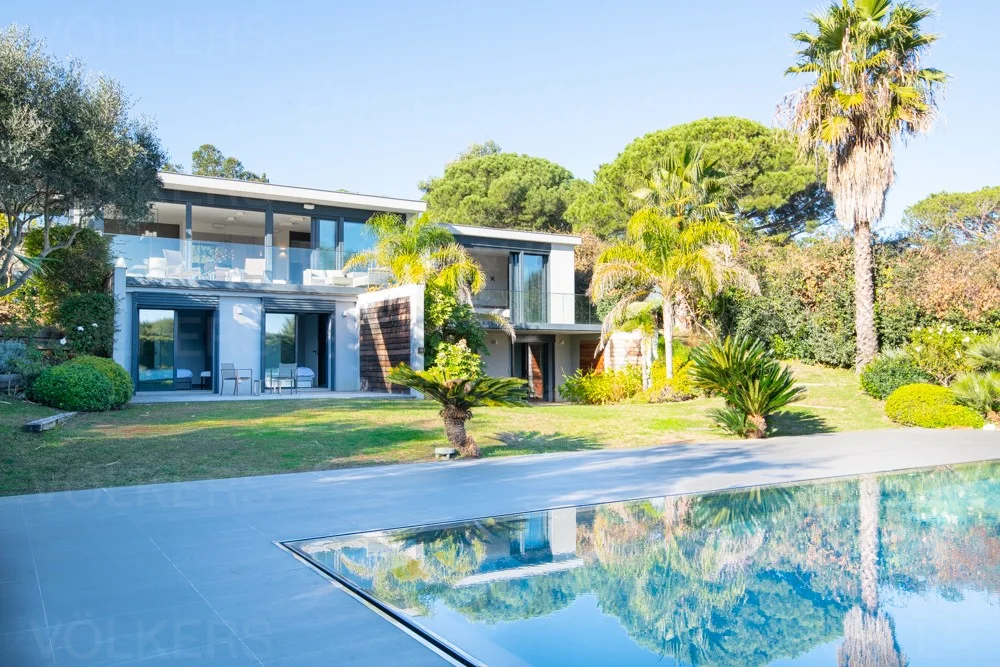 Modern villa, walking distance to the beach with sight on the sea