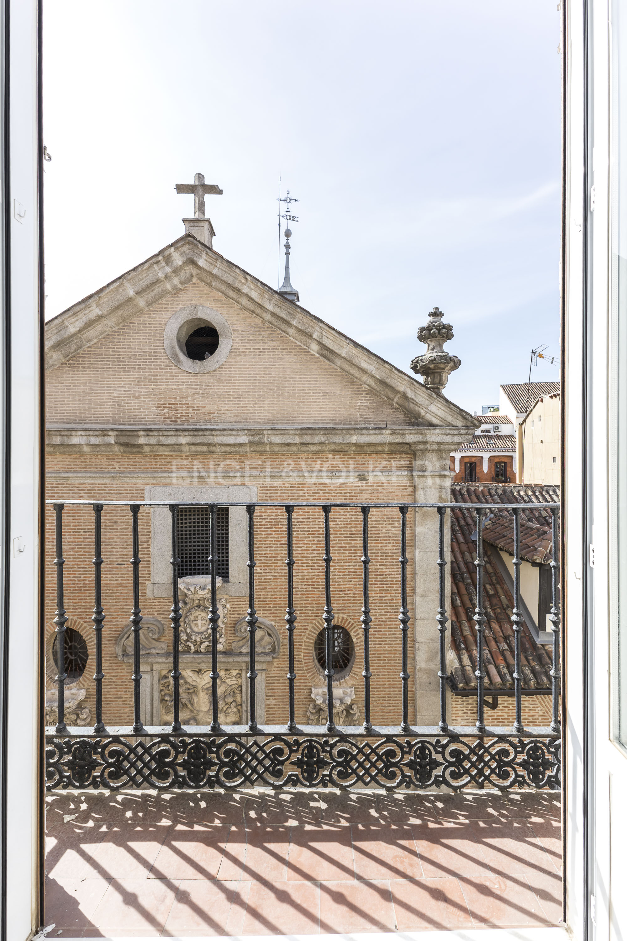 Fantastic apartment for renovation with parking space in Cortes