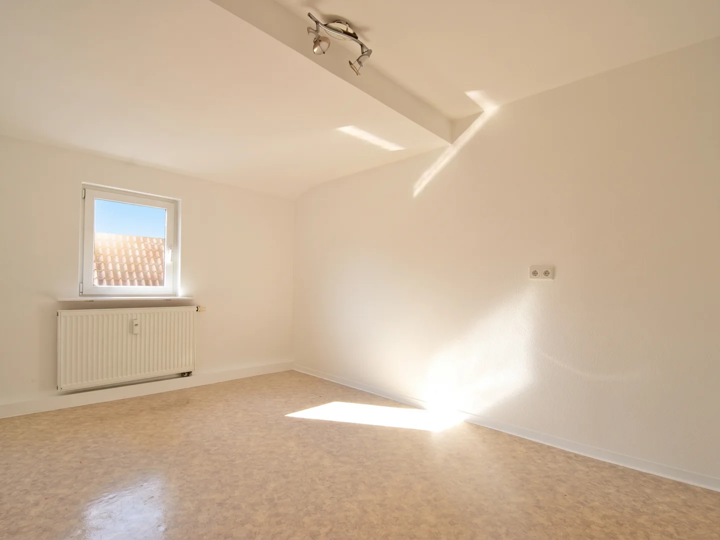 Schöne ruhige 4 -Zimmer-Wohnung mit Blick über den Dächern Bürgstadts - Photo 5