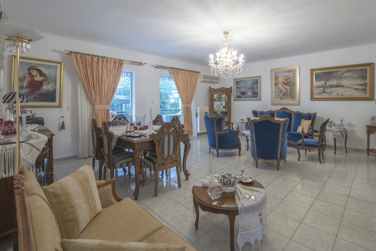 Apartment with parking in Kypseli