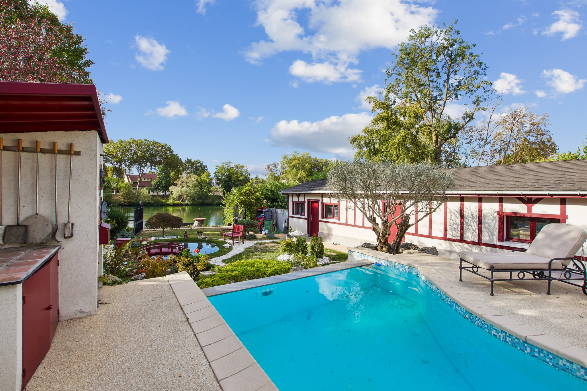 Family property – 3 bedrooms – Pool – Exceptional setting on the banks of the Marne River