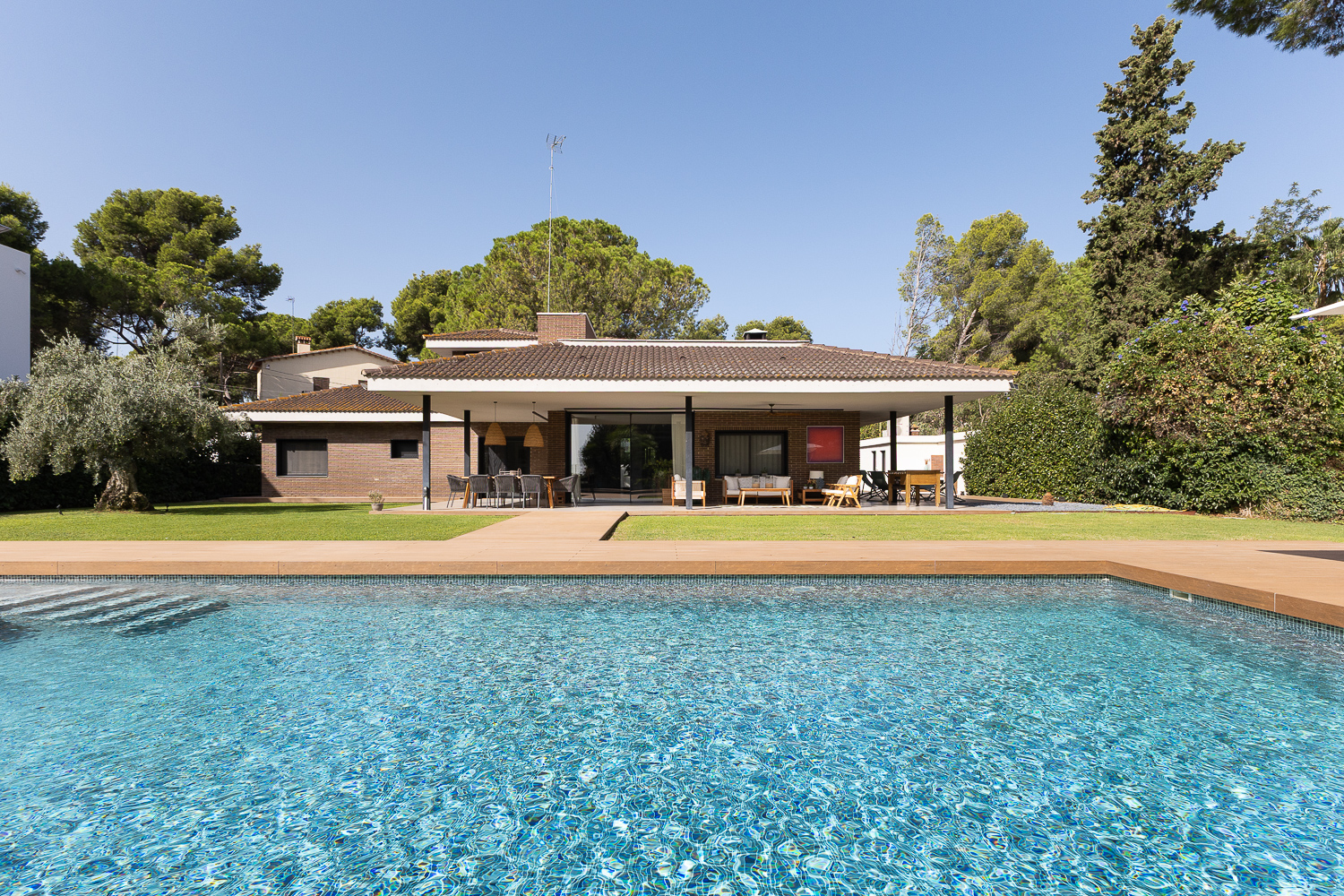 Renovated single-story villa with a large plot and pool in Campolivar