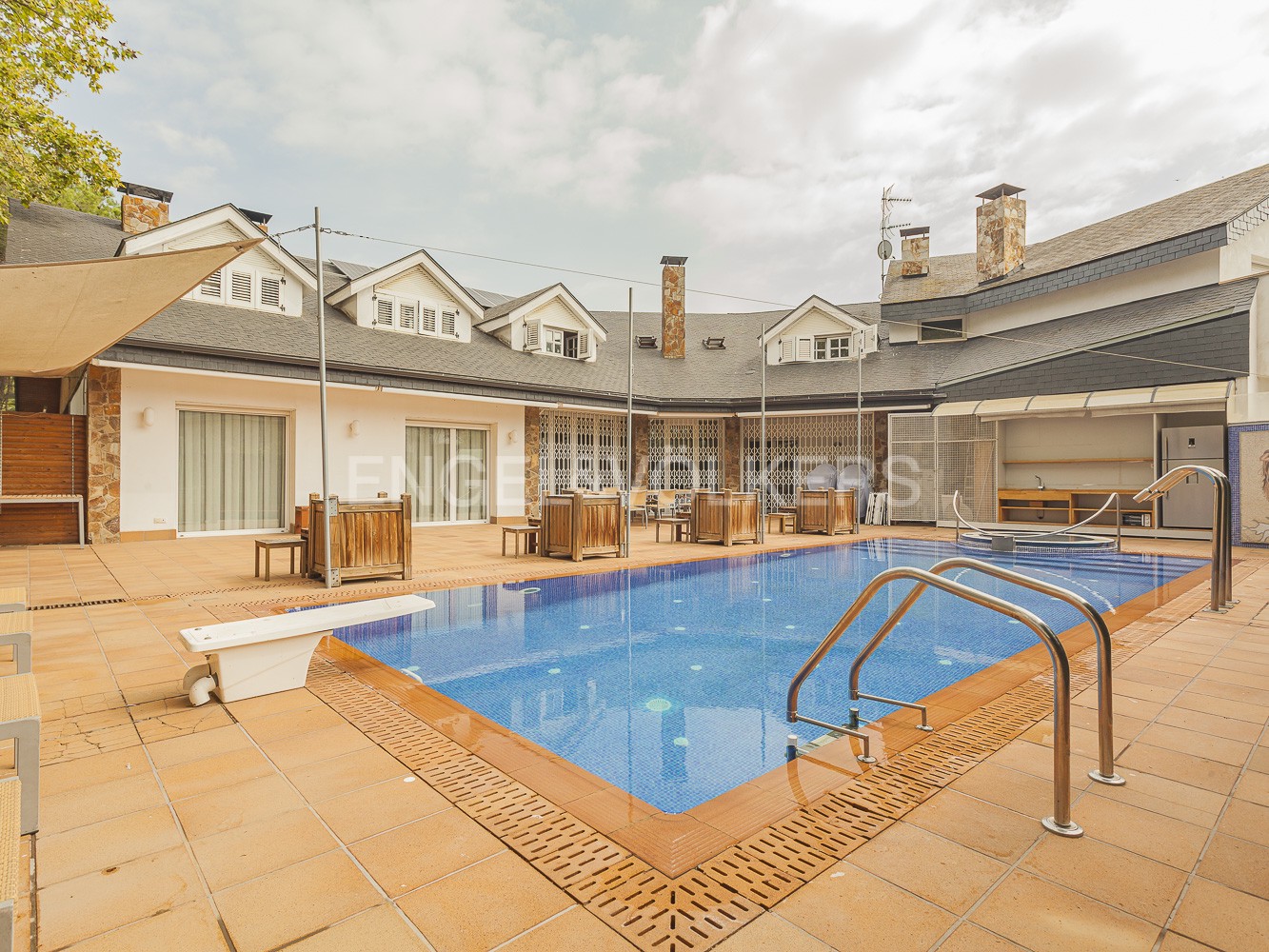 Spectacular 10-bedroom property: Ideal for two families or a home with a professional office