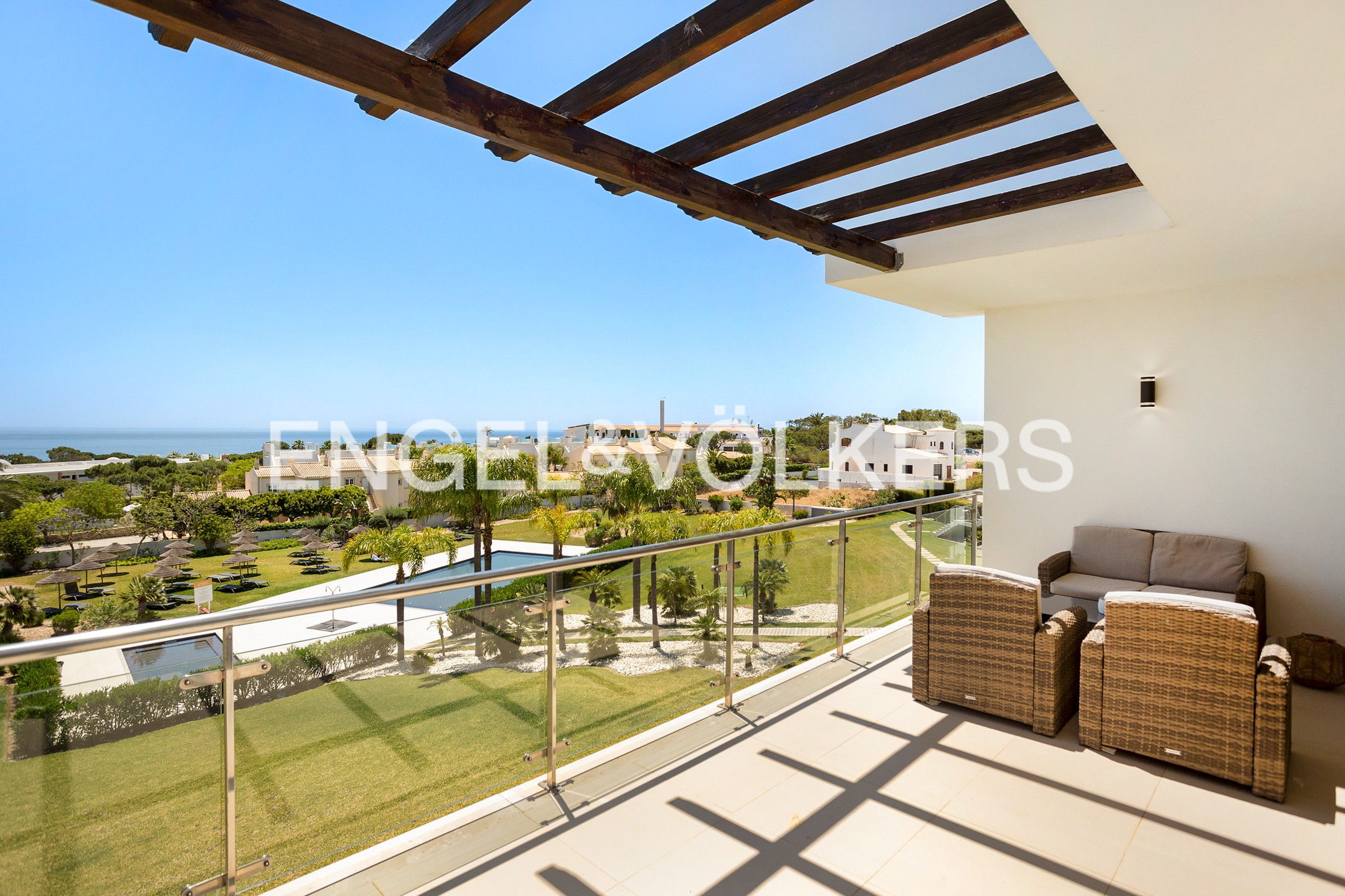 Top floor apartment T1 with sea view 600m to the beach