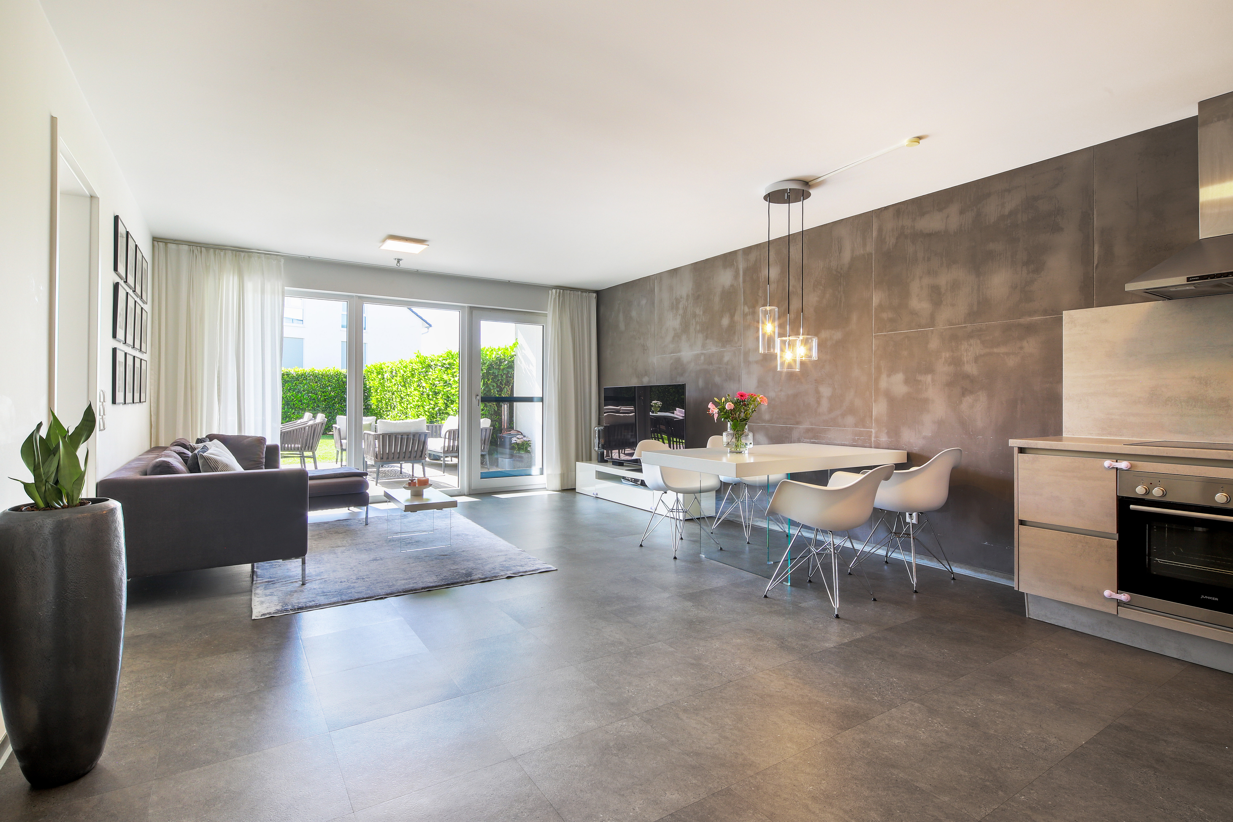 Stilvolle 3,5-Zimmer-Erdgeschosswohnung mit Westterrasse und eigenem Gartenanteil