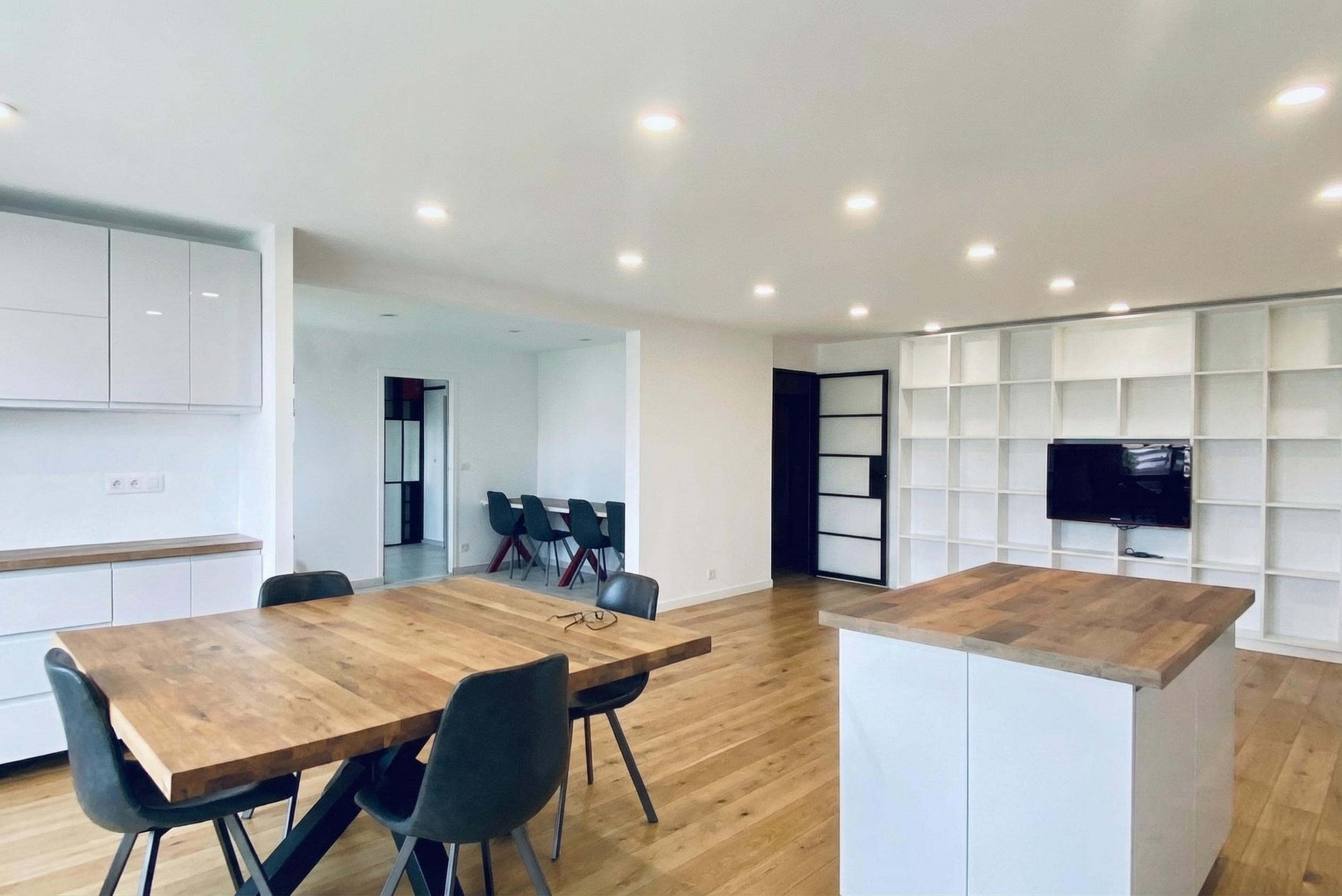 Family Apartment - Bright, high-floor