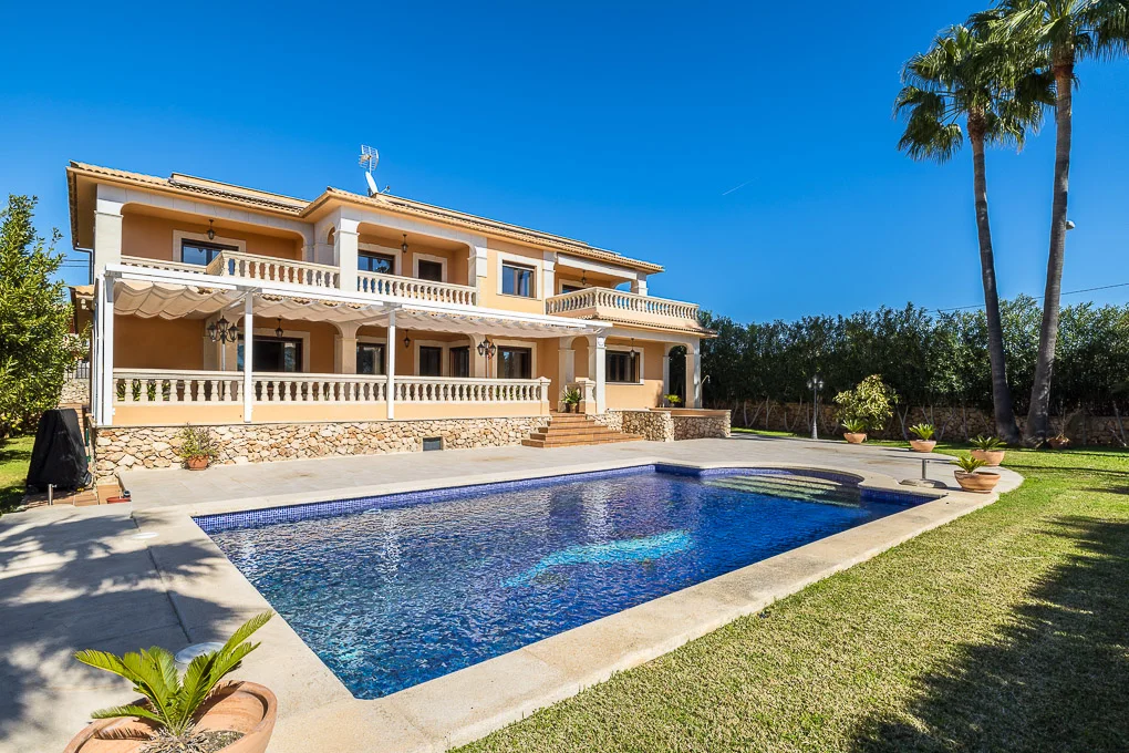 Große Villa mit Blick auf die Bucht von Palma
