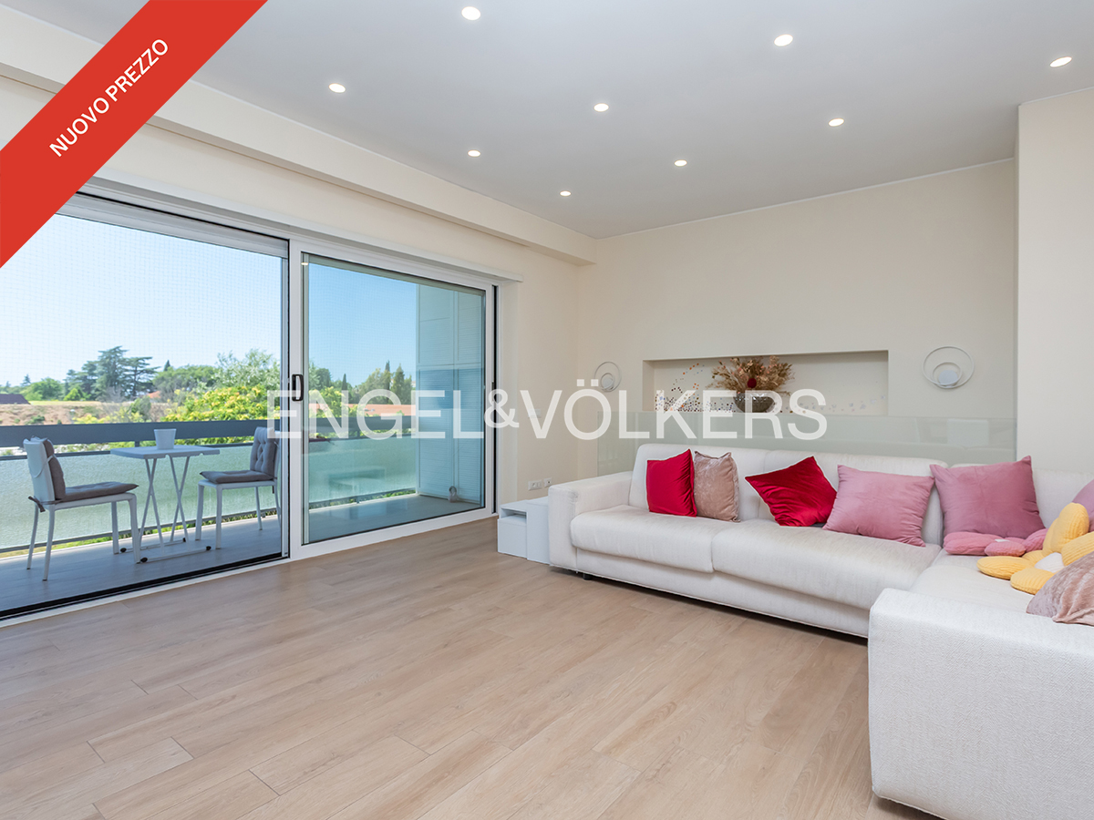 Elegant, finely renovated apartment on Via Aurelia Antica