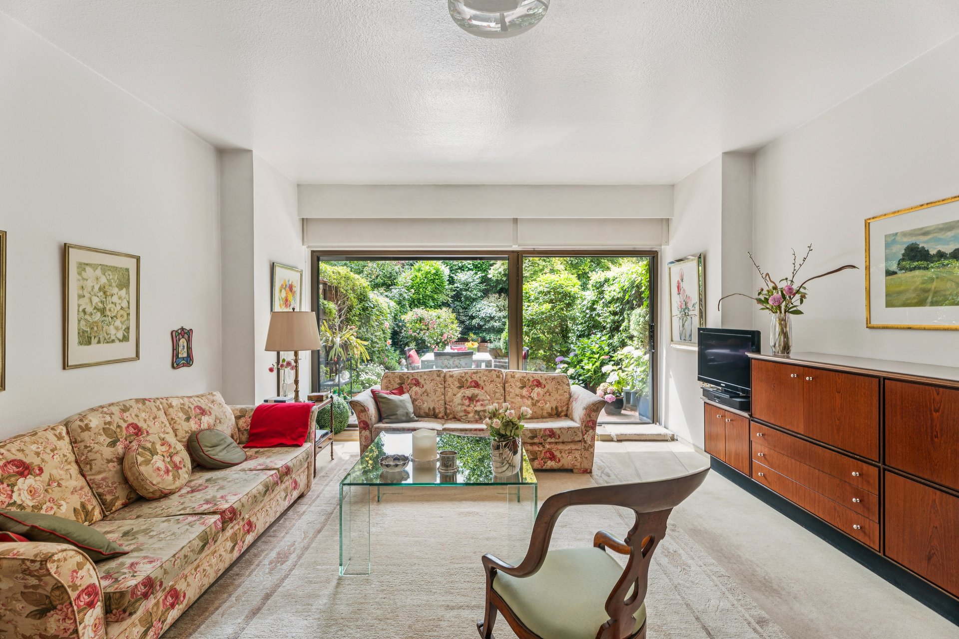Charming split-level mid-terrace house with idyllic garden
