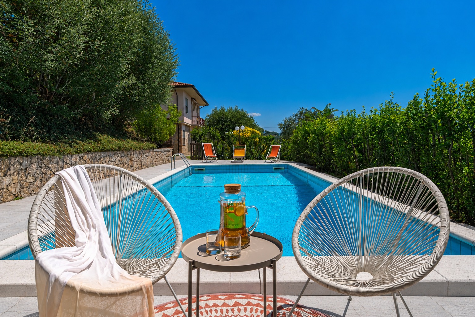 Detached villa with pool and sea view