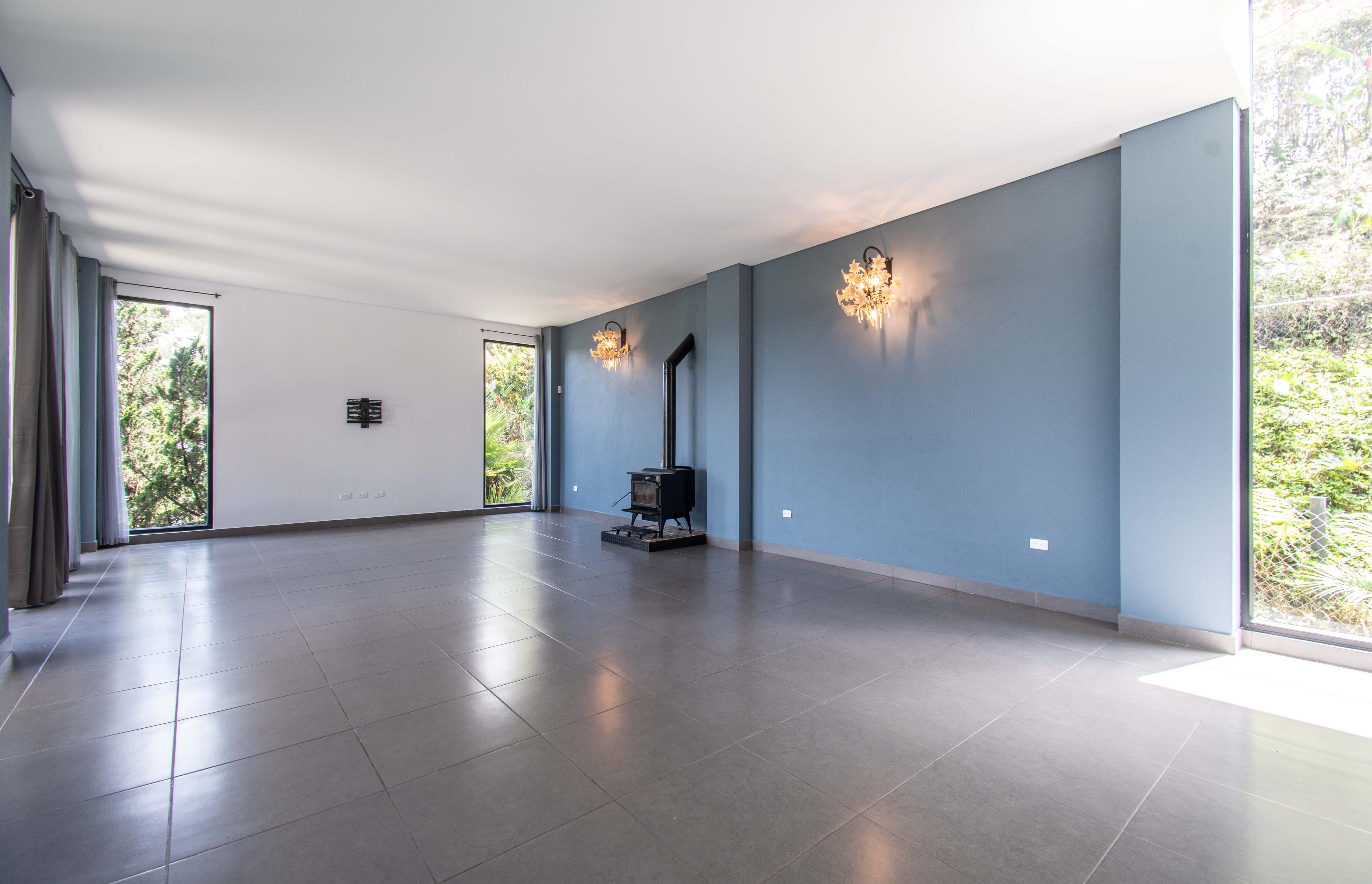 Casa con balcones en parcelación para venta en Fizebad, El Retiro