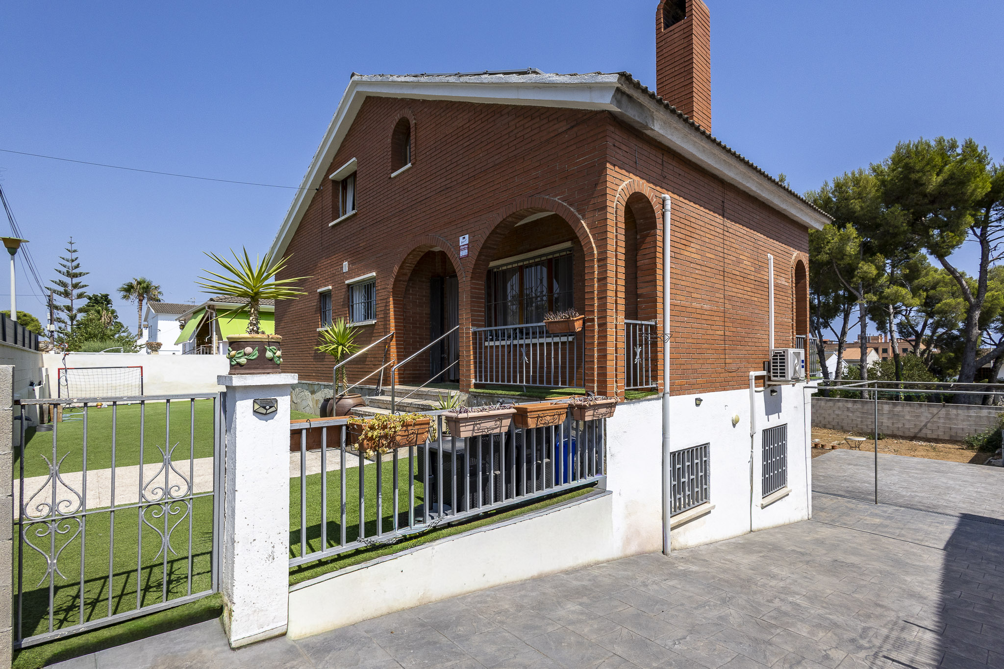Exclusive renovated residence with two independent homes in Els Garrofers, Coma-ruga