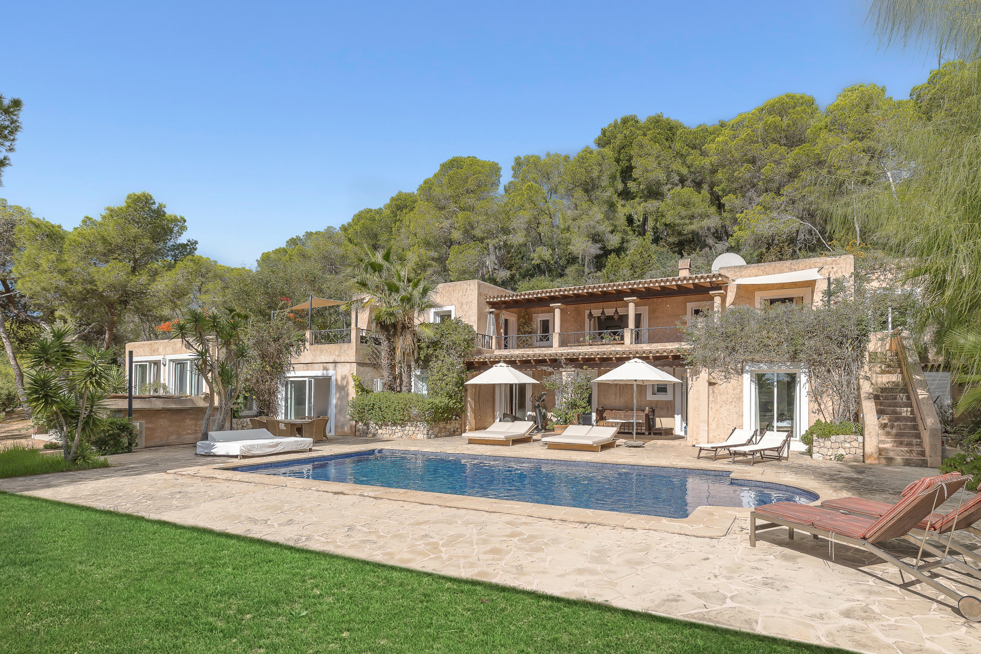 Villa mediterránea con casa de invitados en ubicación céntrica