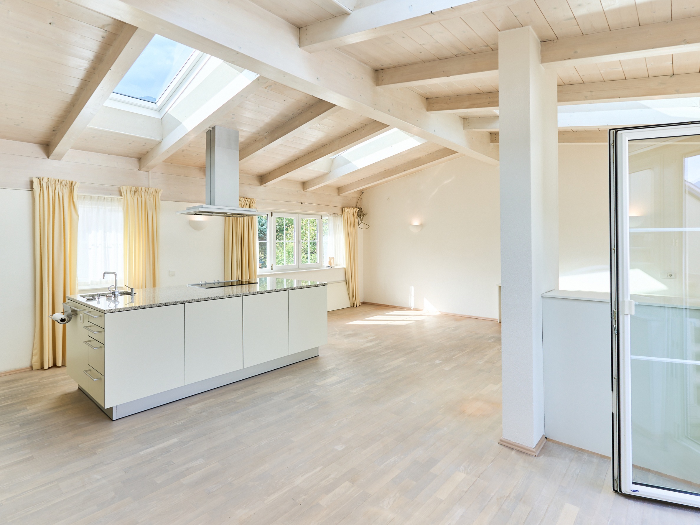 Großzügiges 4 Zimmer Penthouse   Dachterrasse und Balkon