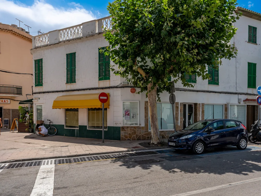 Edificio residencial-comercial de esquina en el pintoresco puerto de Pollença