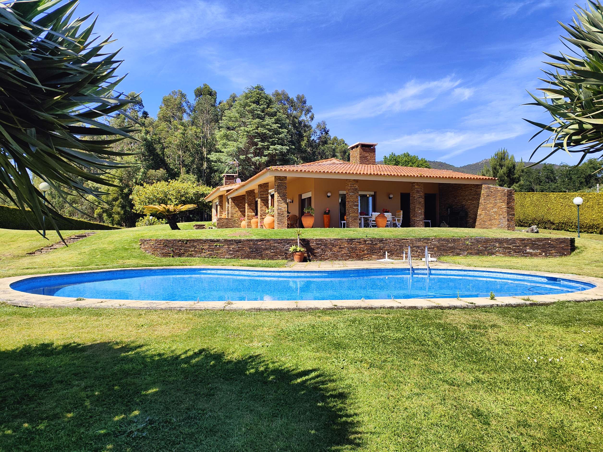 Fabulosa vivienda de 4 dormitorios con gran jardín y piscina