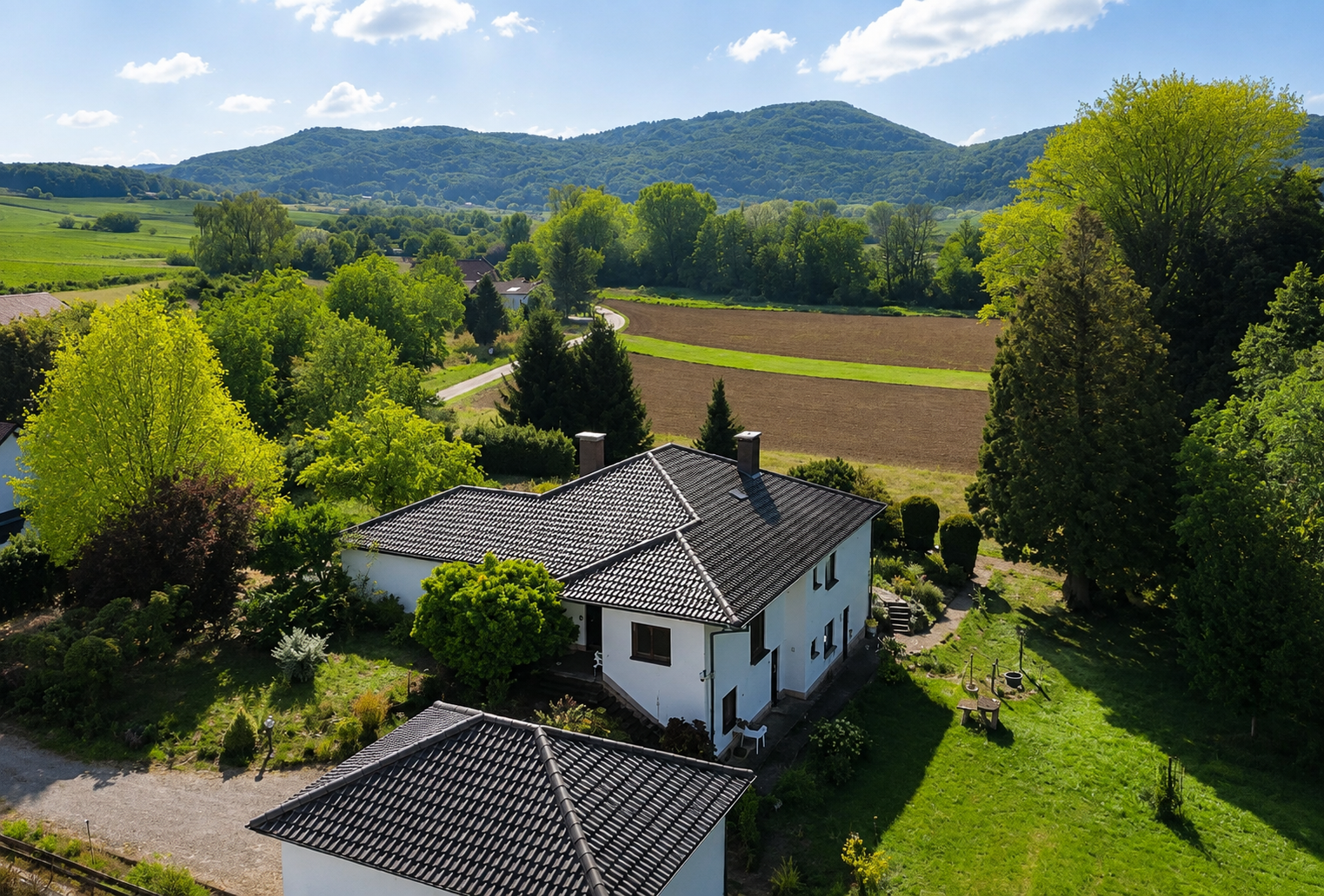 Großes Traumgrundstück in Feldrandlage mit Bungalow + Garagenhaus