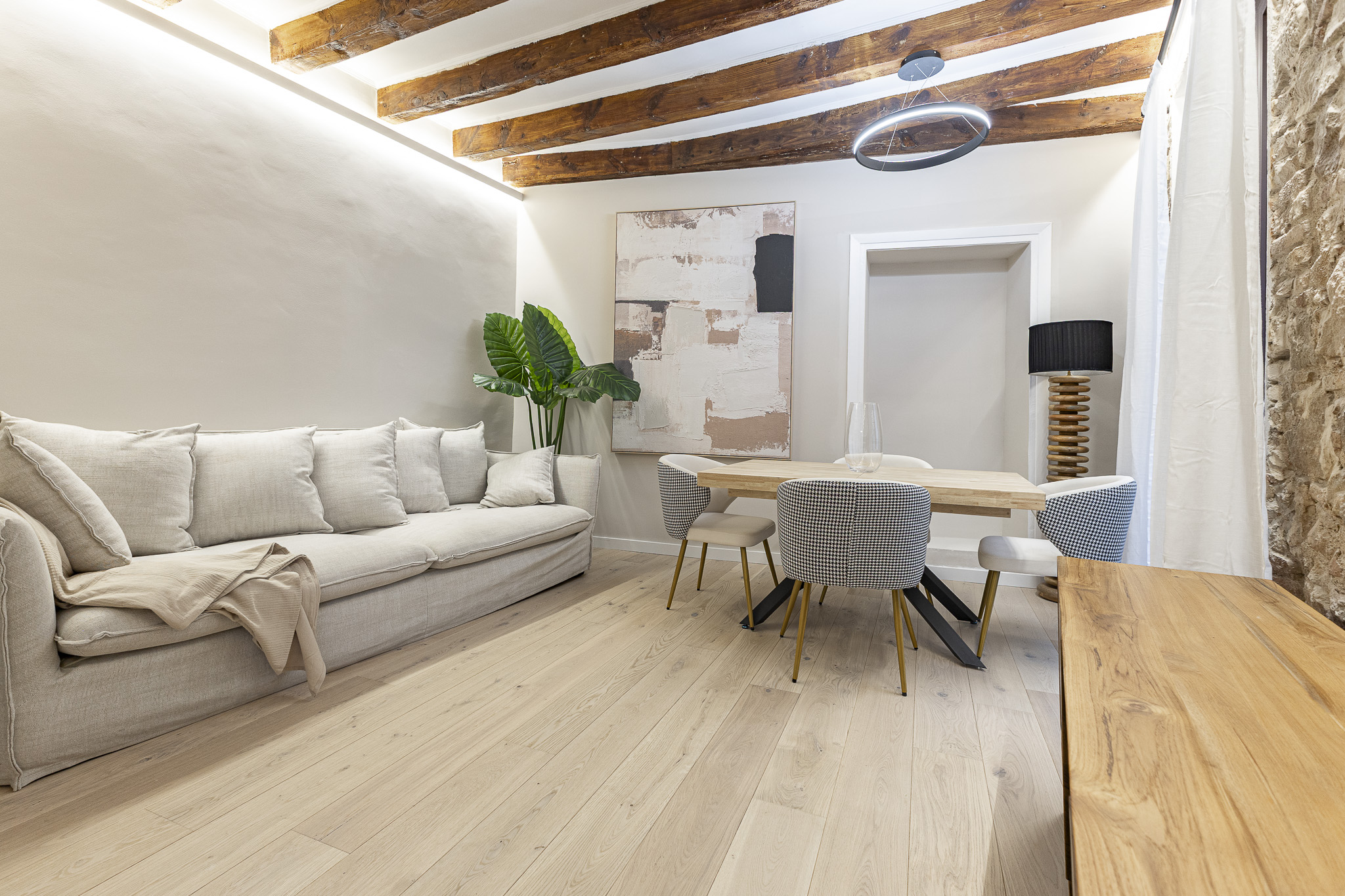 Elegant renovated apartment with 3 balconies in Barcelona’s Gothic Quarter