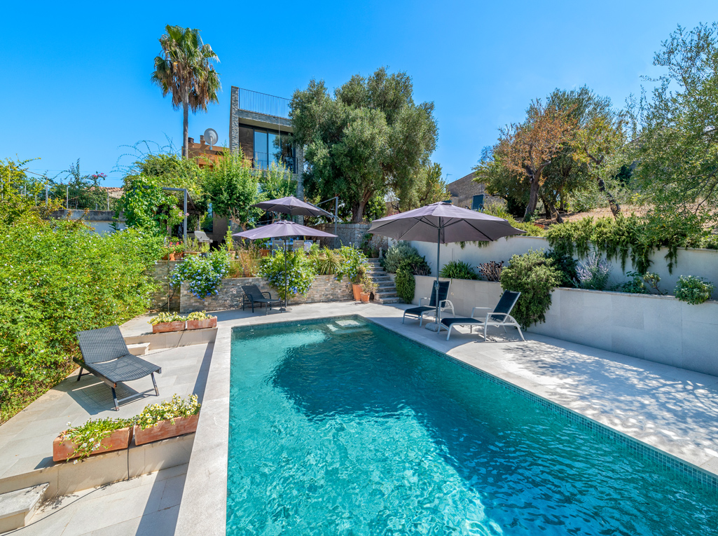 Casa unifamiliar elegant amb vistes panoràmiques a la Tramuntana, piscina