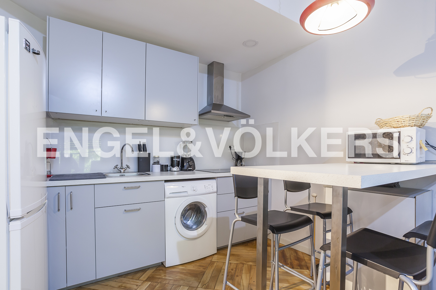 Bright apartment on Quintana Street
