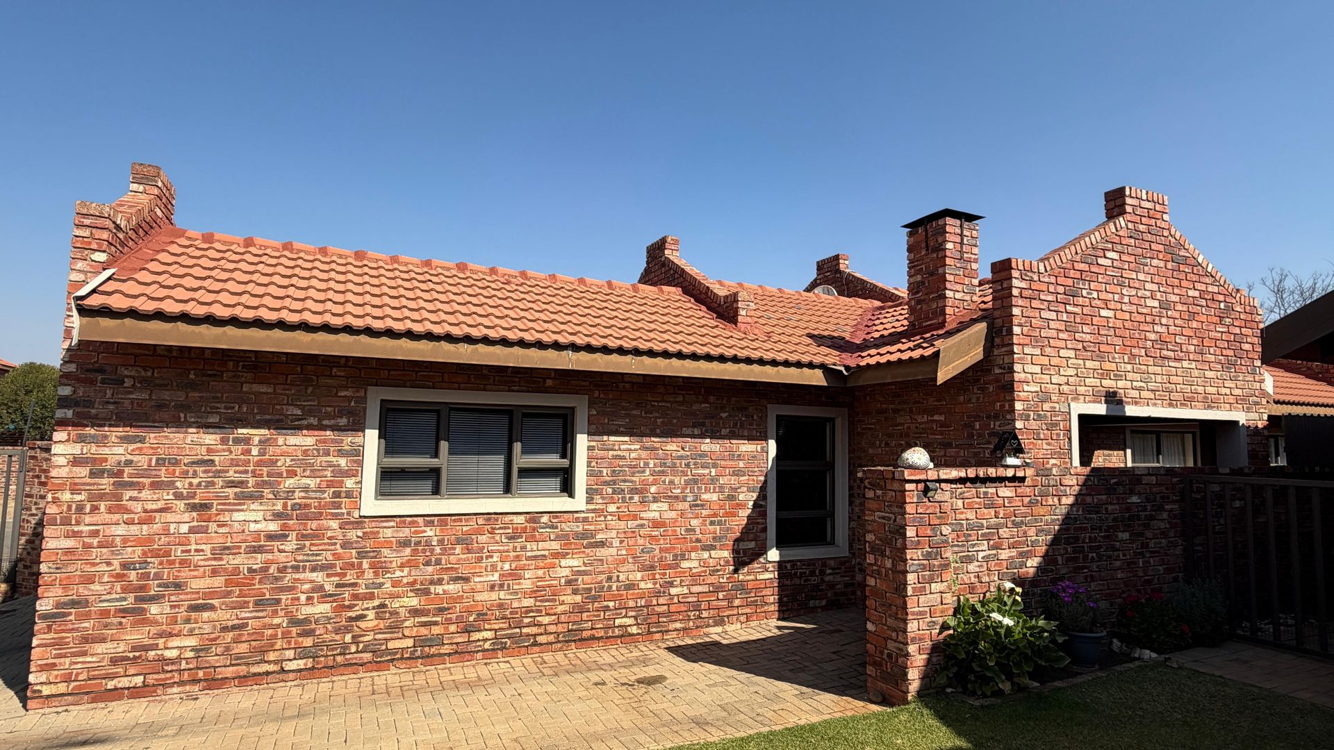 Simplex townhouse in secure complex