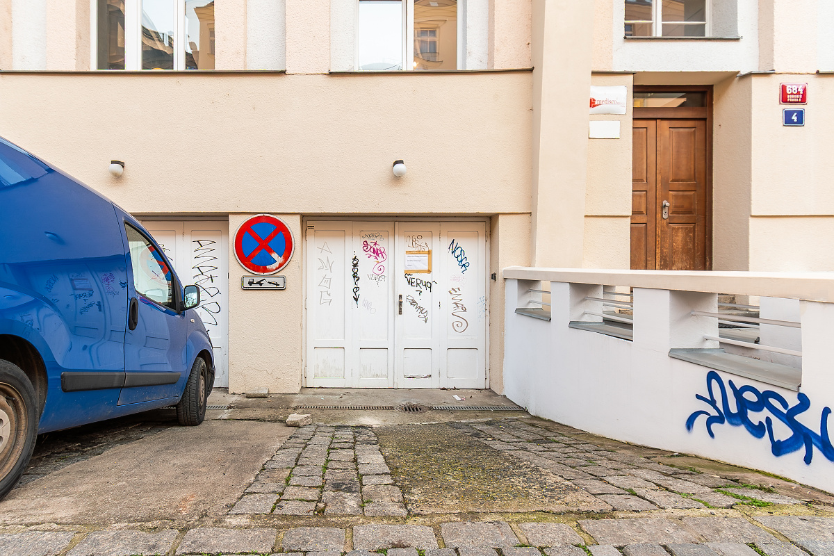 Rental of 140 m² storage space with cold storage
