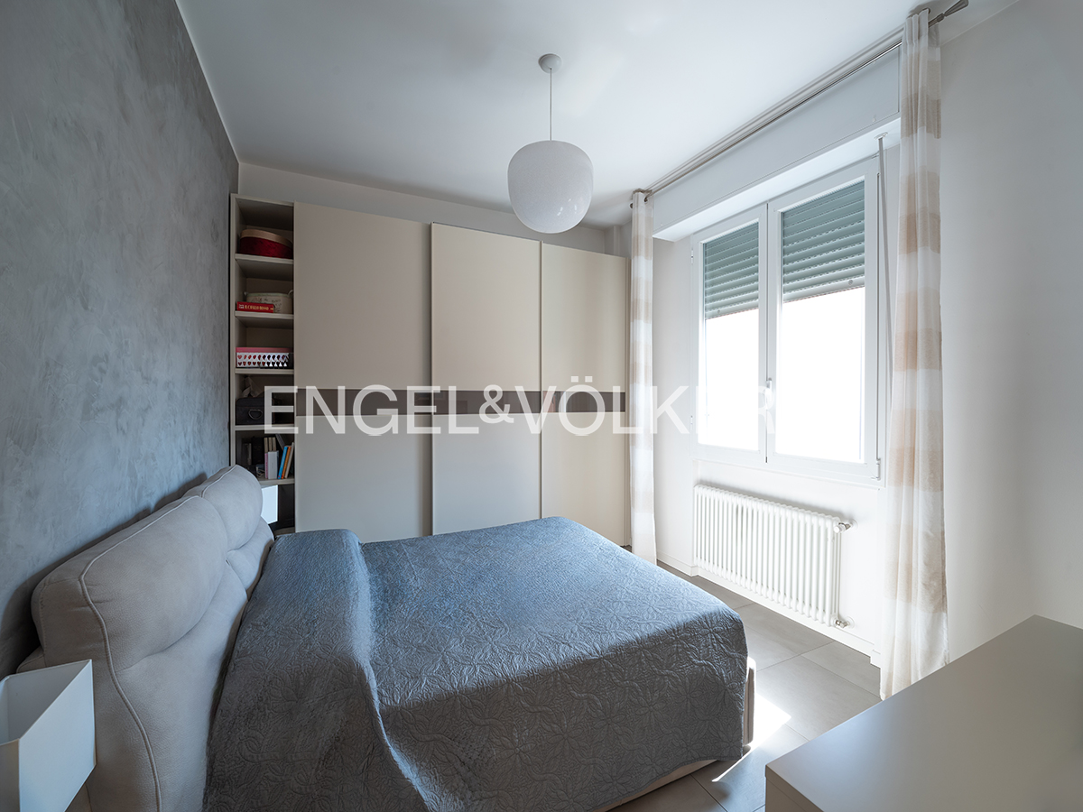 Elegant renovated 3-room apartment with triple exposure