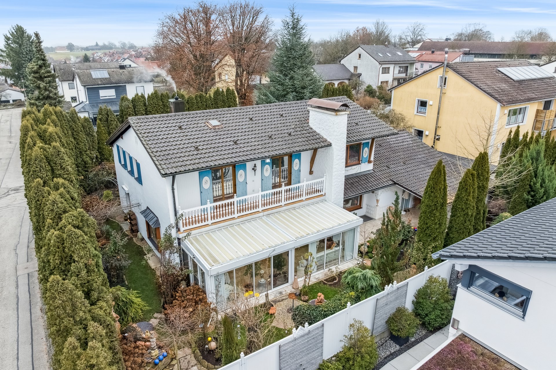 Villa with winter garden in a sunny, green location with good suburban train connection