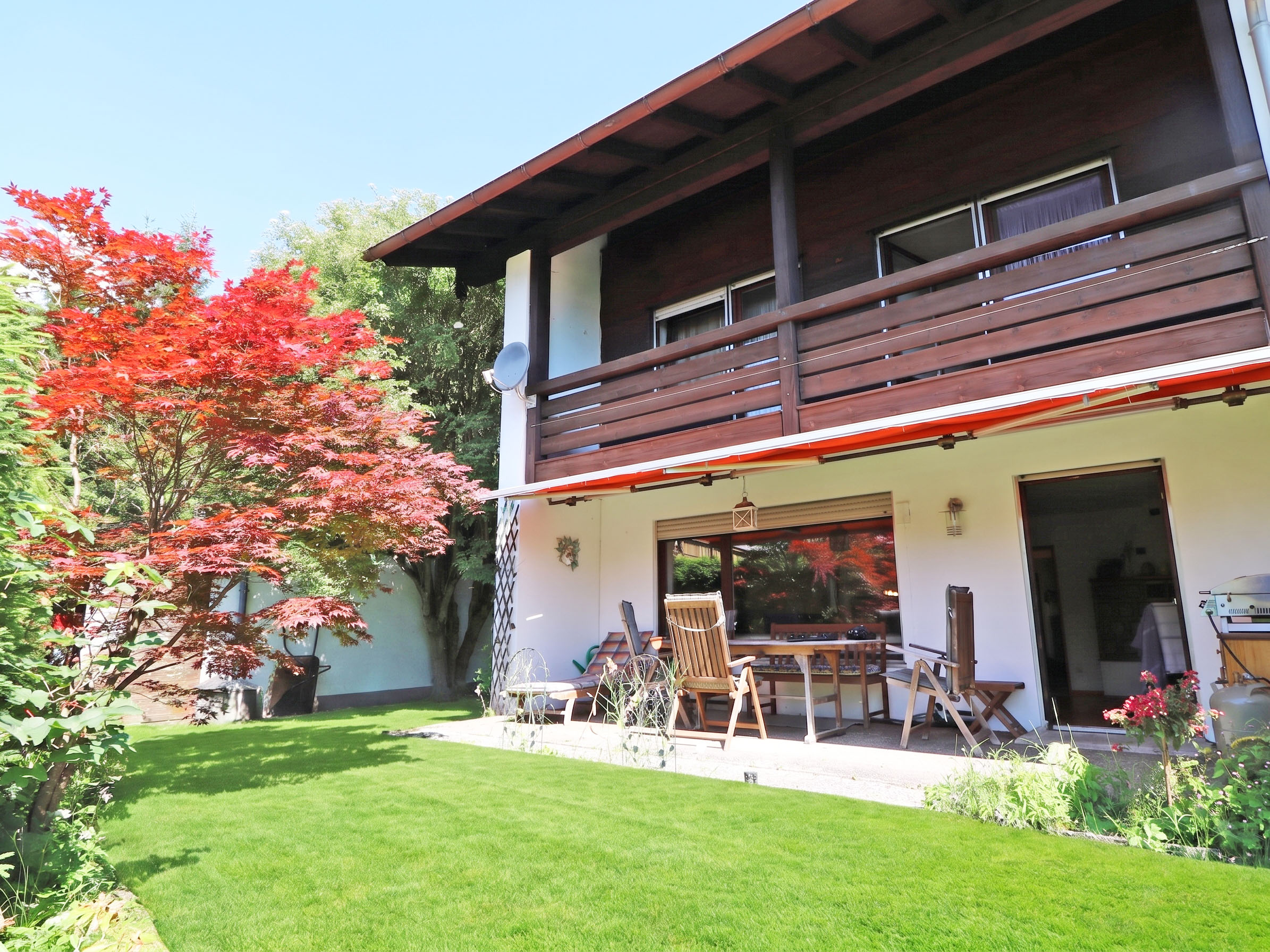 Spacious end-terrace house with garden, mountain views and good transport links