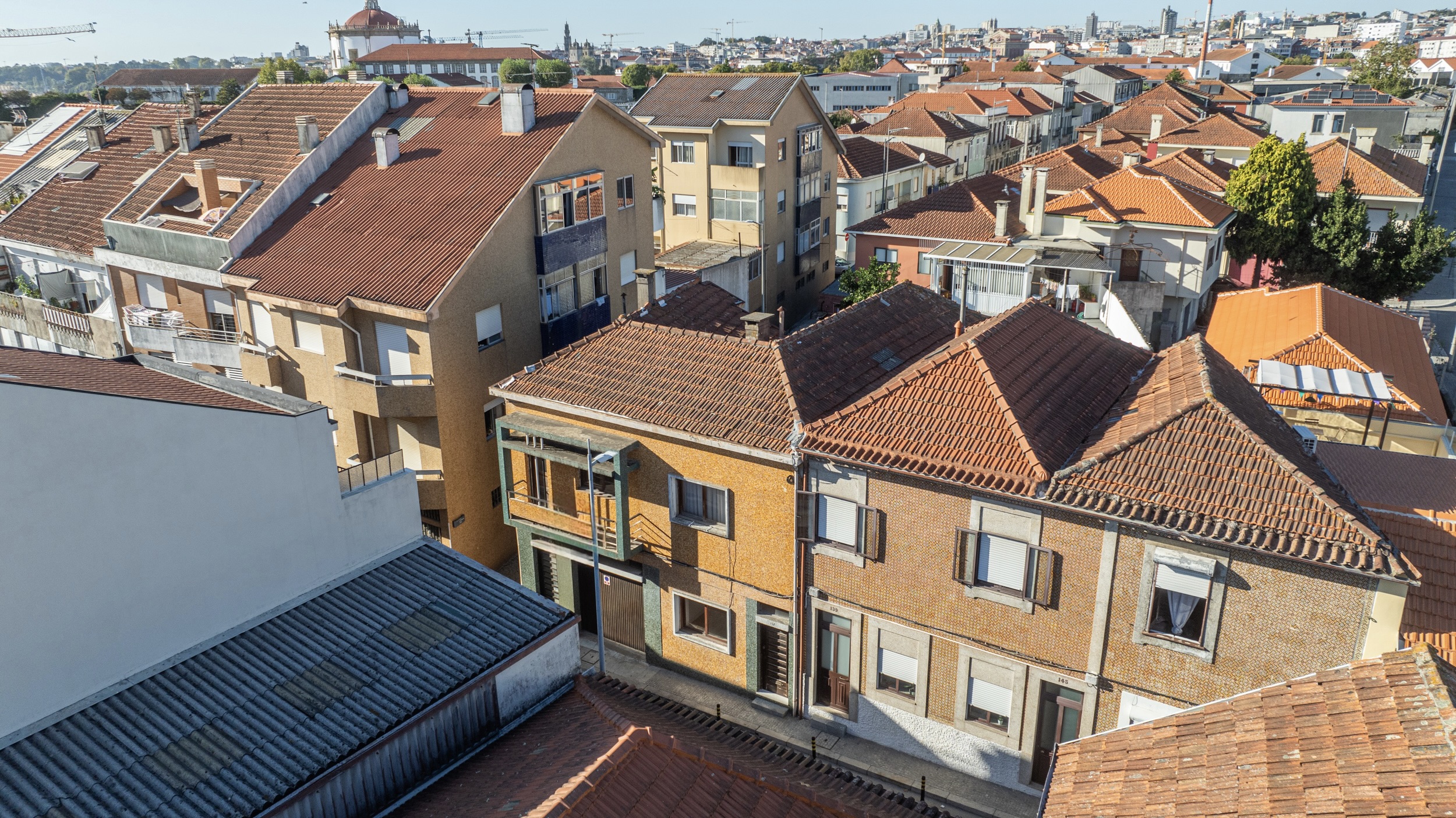 5-Bedroom Home in Central Gaia for Reconstruction, with High Investment Potential
