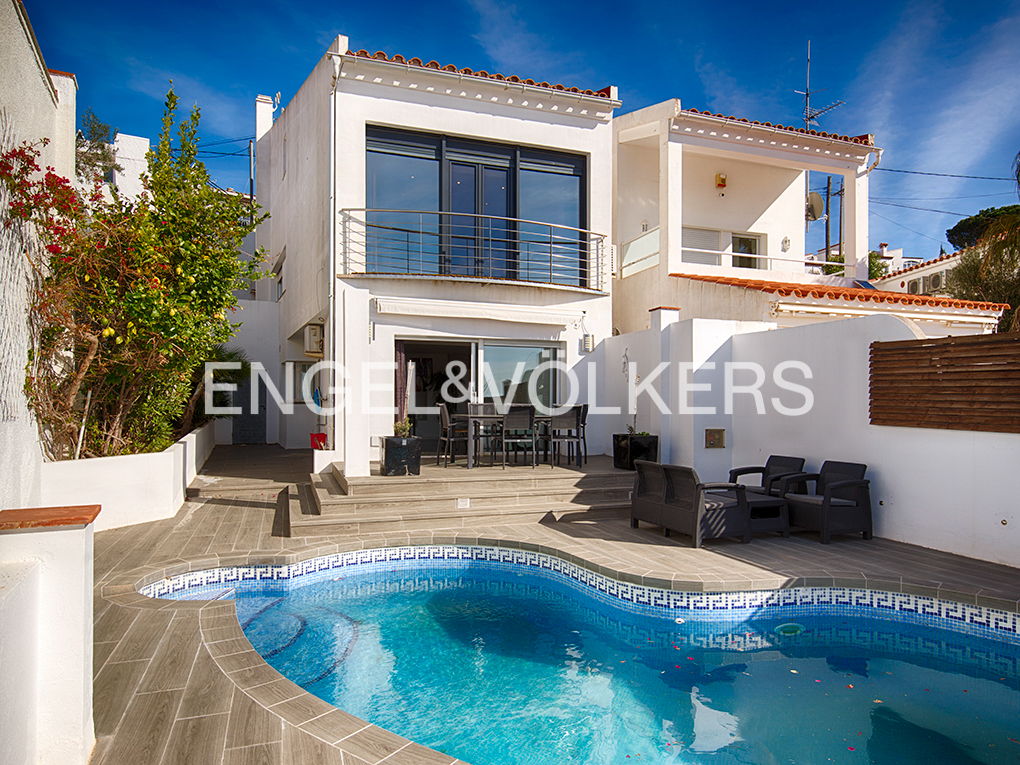 Modern house with views on Puig Rom, Roses