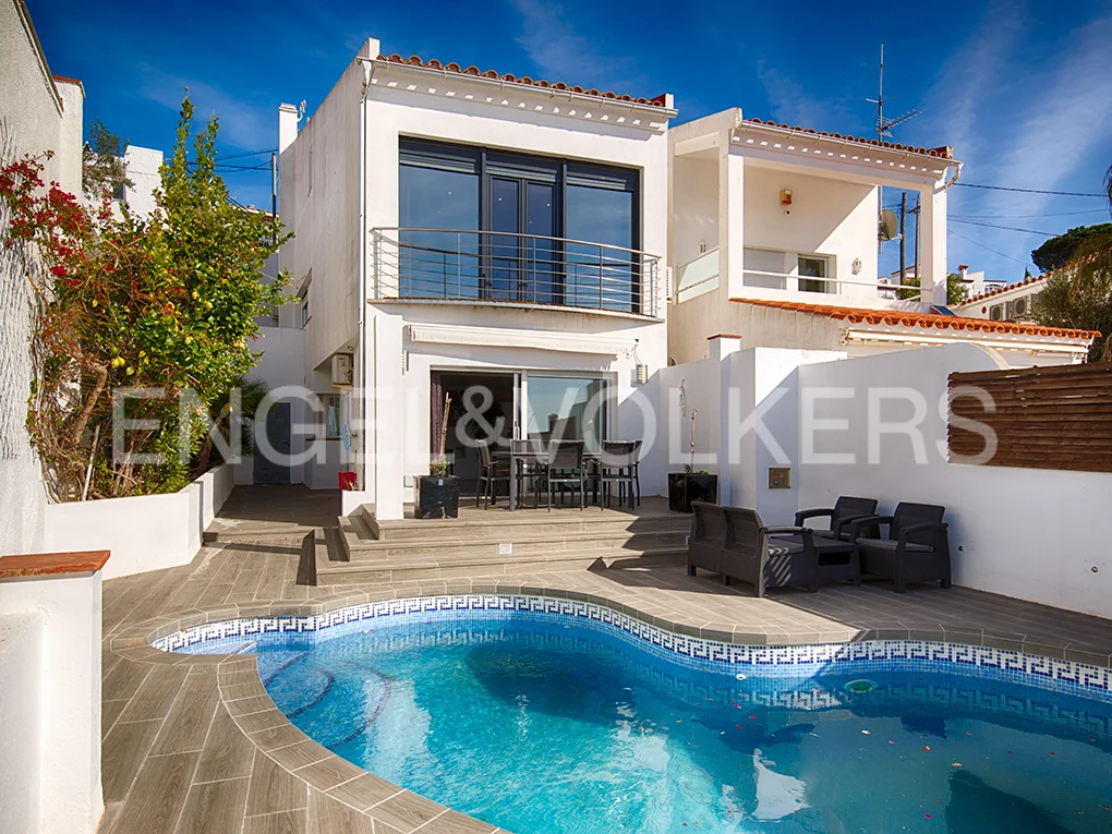Modern house with views on Puig Rom, Roses
