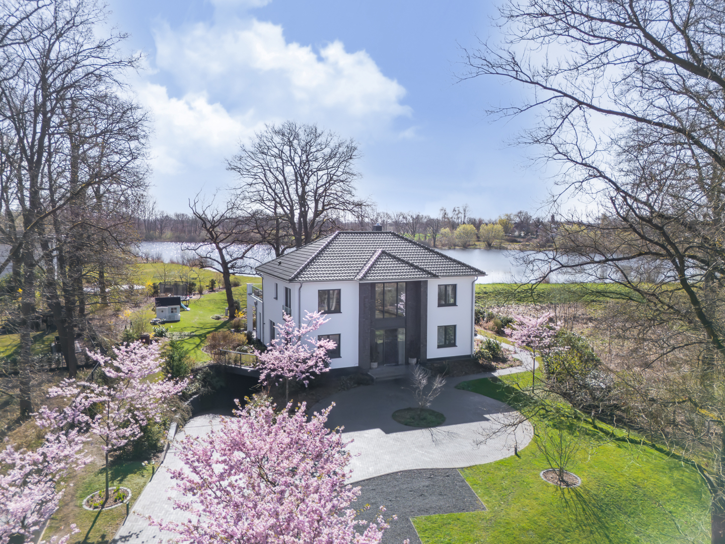 Wohnen am Wasser: Moderne Luxusvilla auf großzügigem Seegrundstück