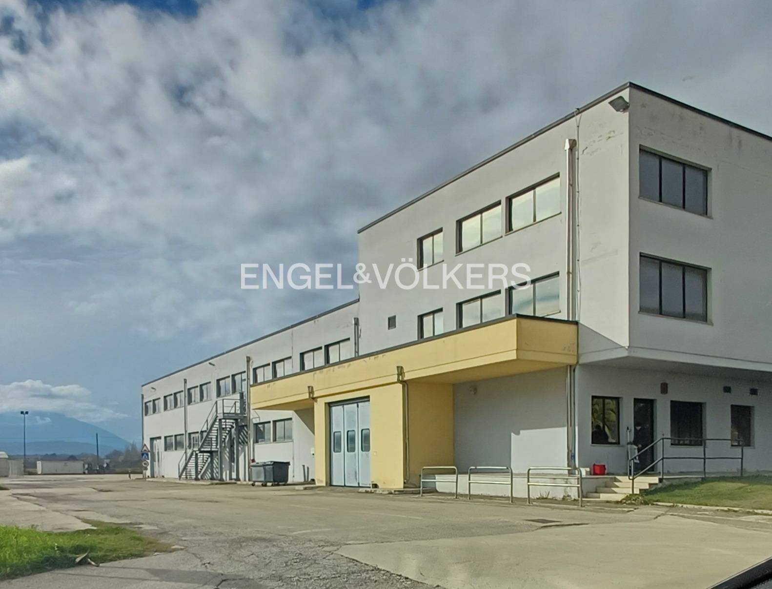 Magazzino in Affitto a Manoppello, Abruzzo, Italia