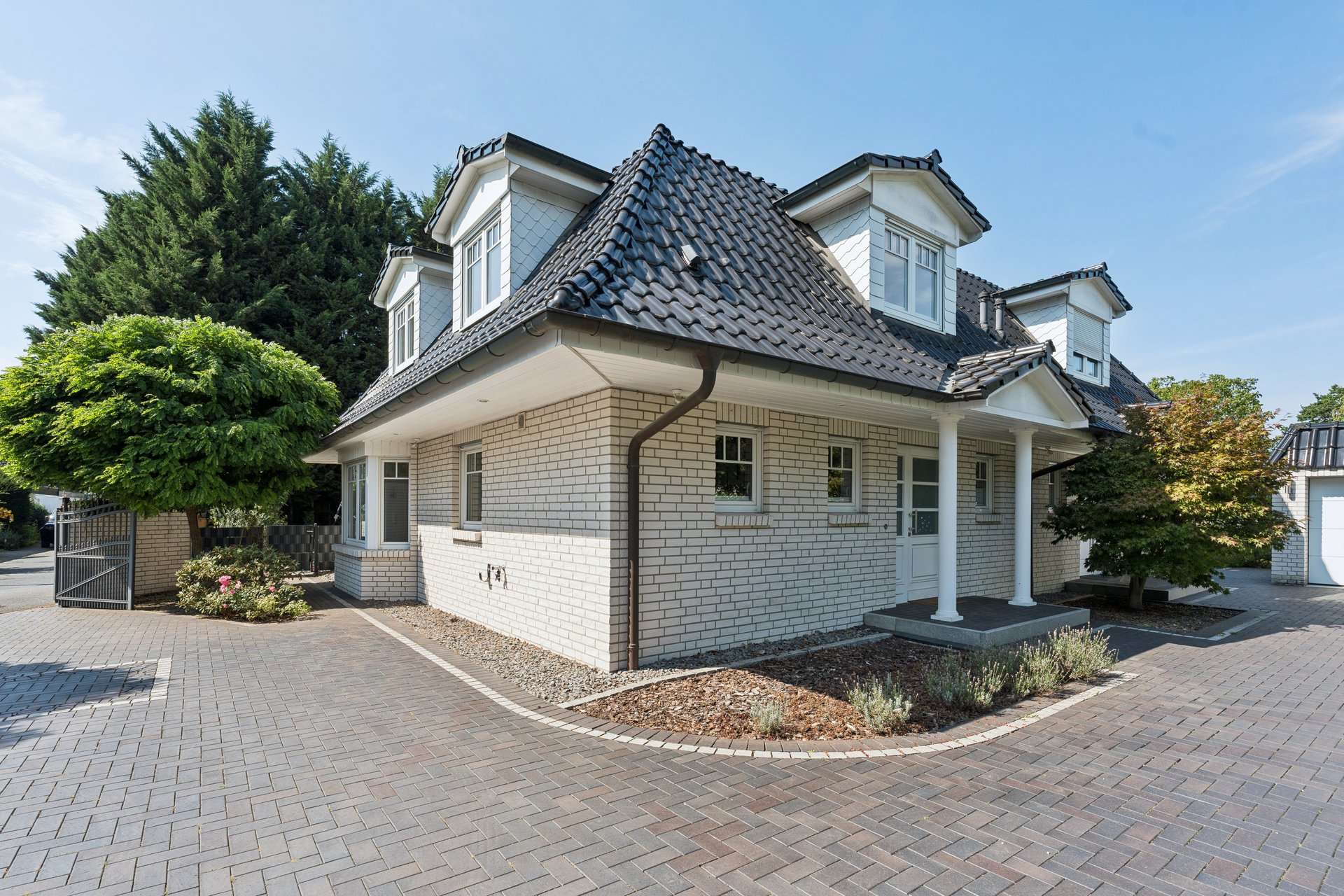 Einziehen und Wohlfühlen! Moderne Doppelhaushälfte mit 2 Garagen und Carport