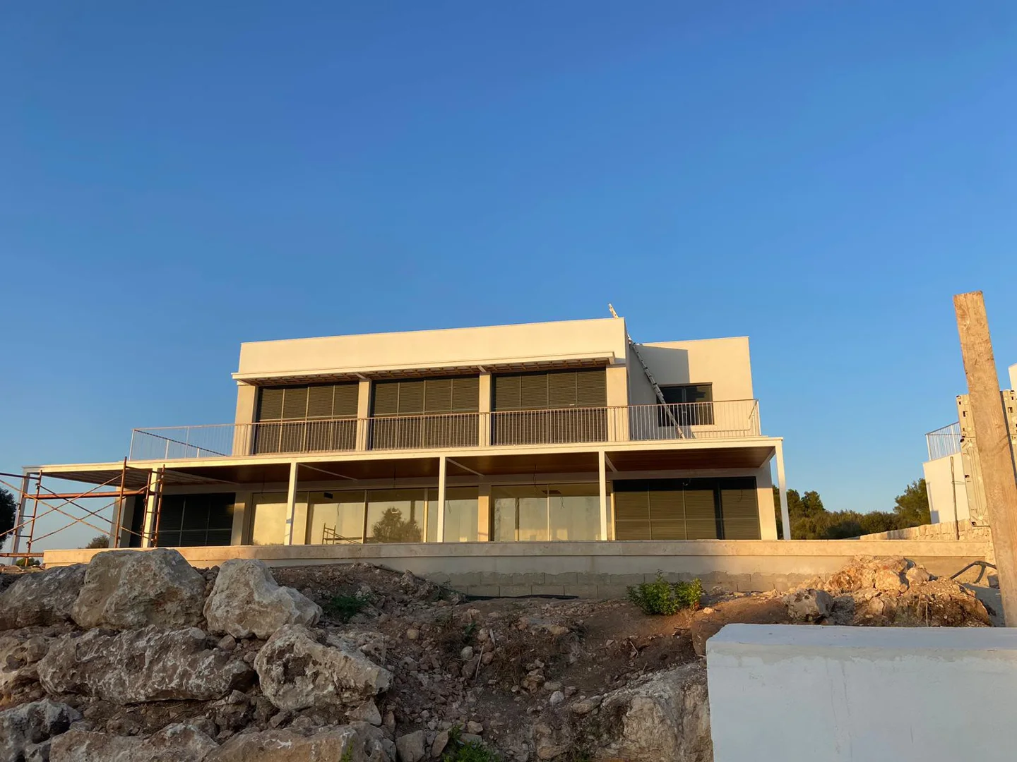 Neubau. Designerhaus mit schöner Aussicht in Santo Tomás, Menorca
