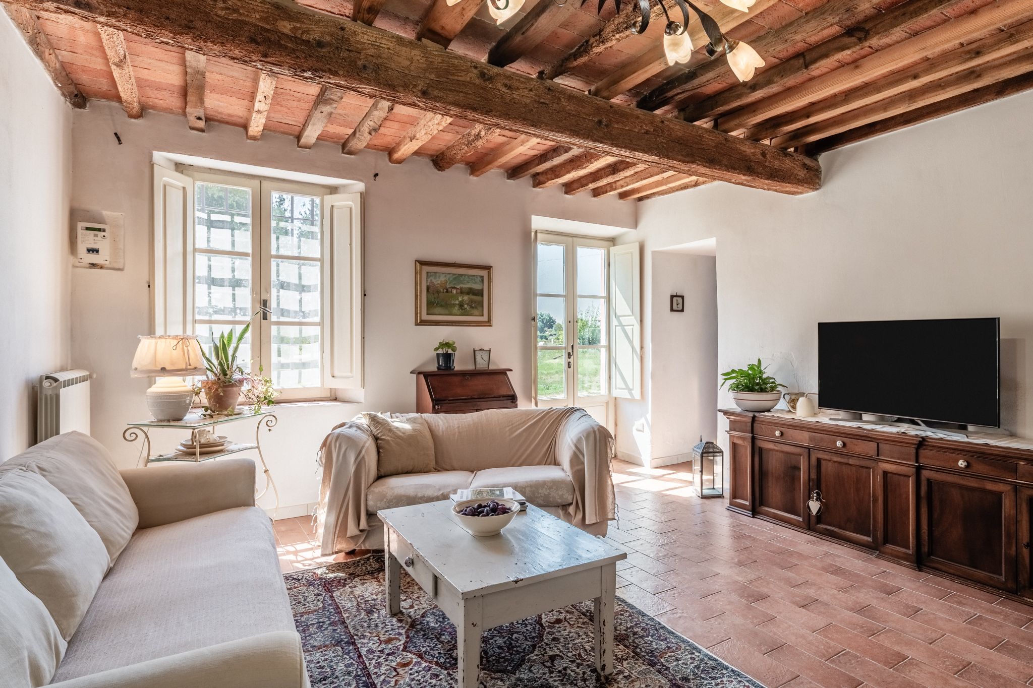A corner farmhouse that tells the story of Tuscany