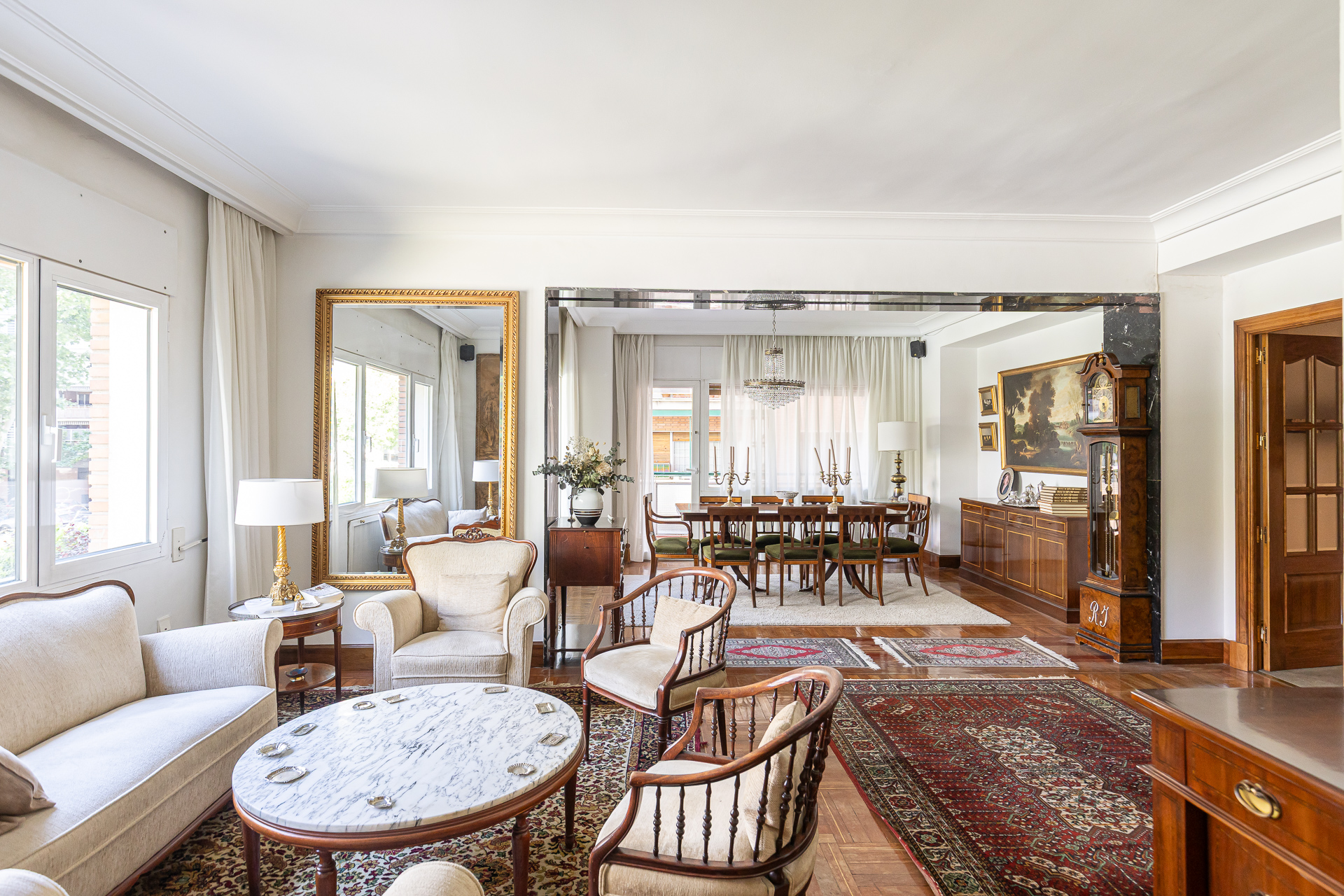 Large 5-bedroom apartment with terrace in a quiet Hispanoamérica area
