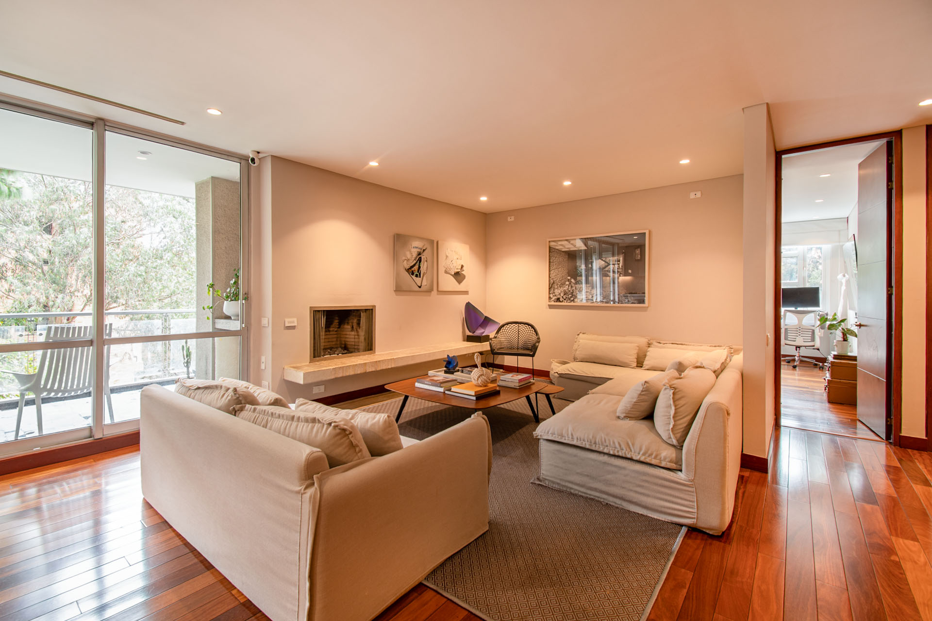 Moderno apartamento con balcón y vista verde para venta en Rosales