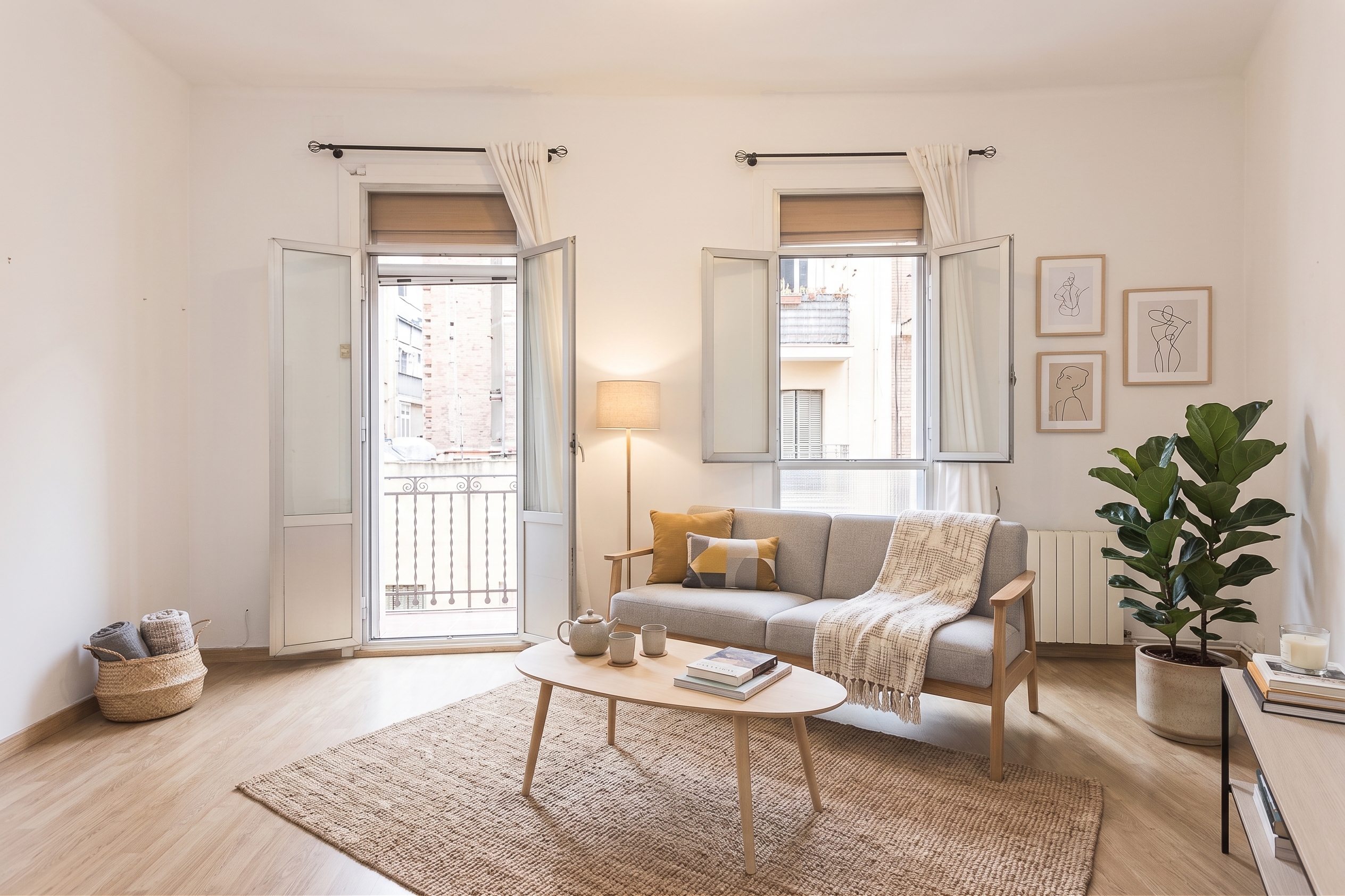 Elegant apartment with balcony in Barcelona: prime location next to the Sagrada Família. [AI-modified]