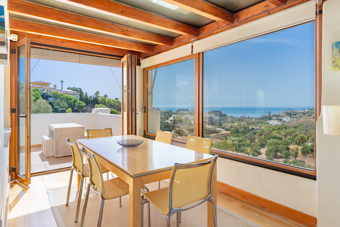 Two-bedroom penthouse with spectacular sea and mountain views
