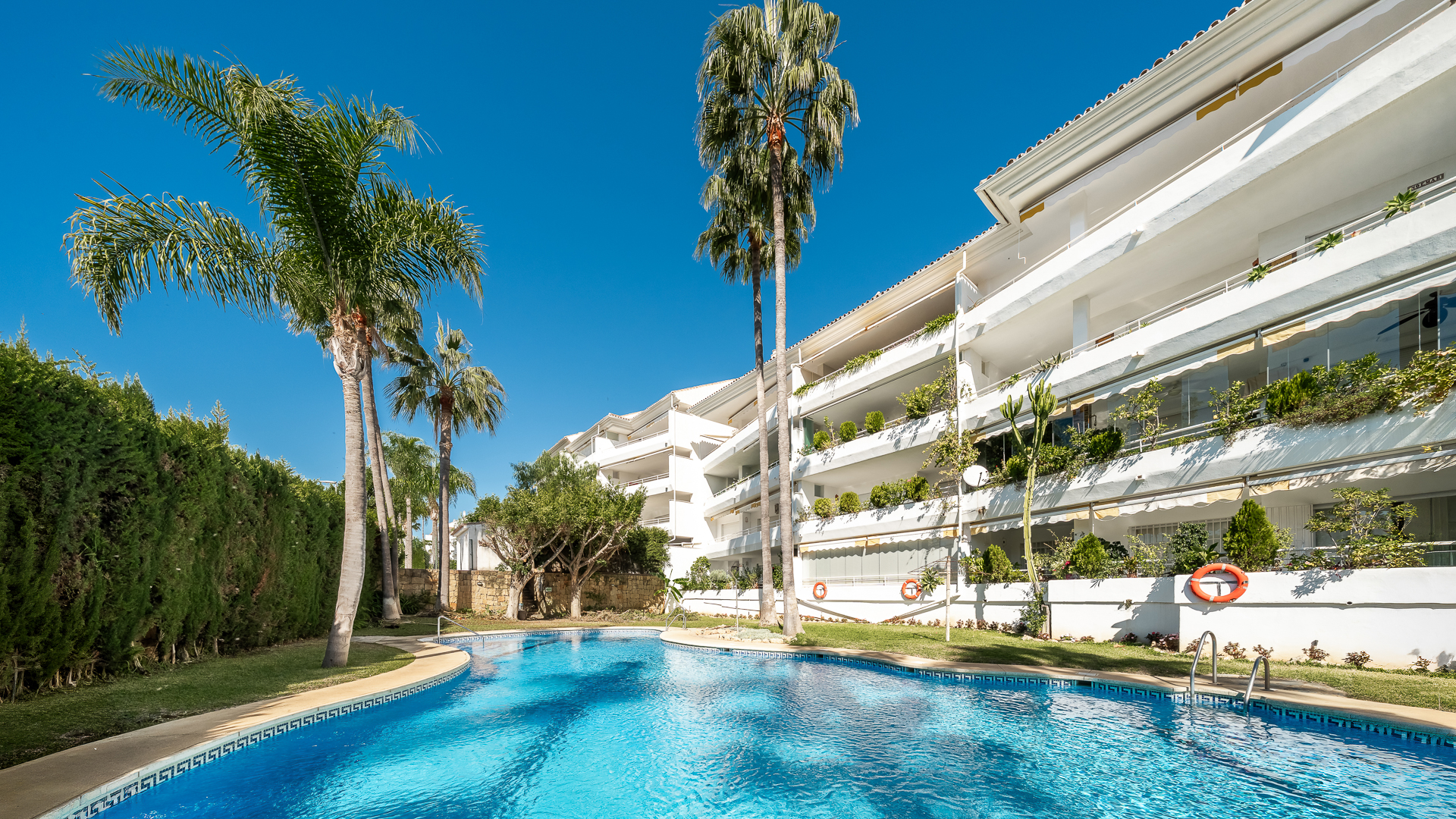 Luxuriöses Duplex-Penthouse am Meer und direkt an der Golfanlage in Guadalmina Baja